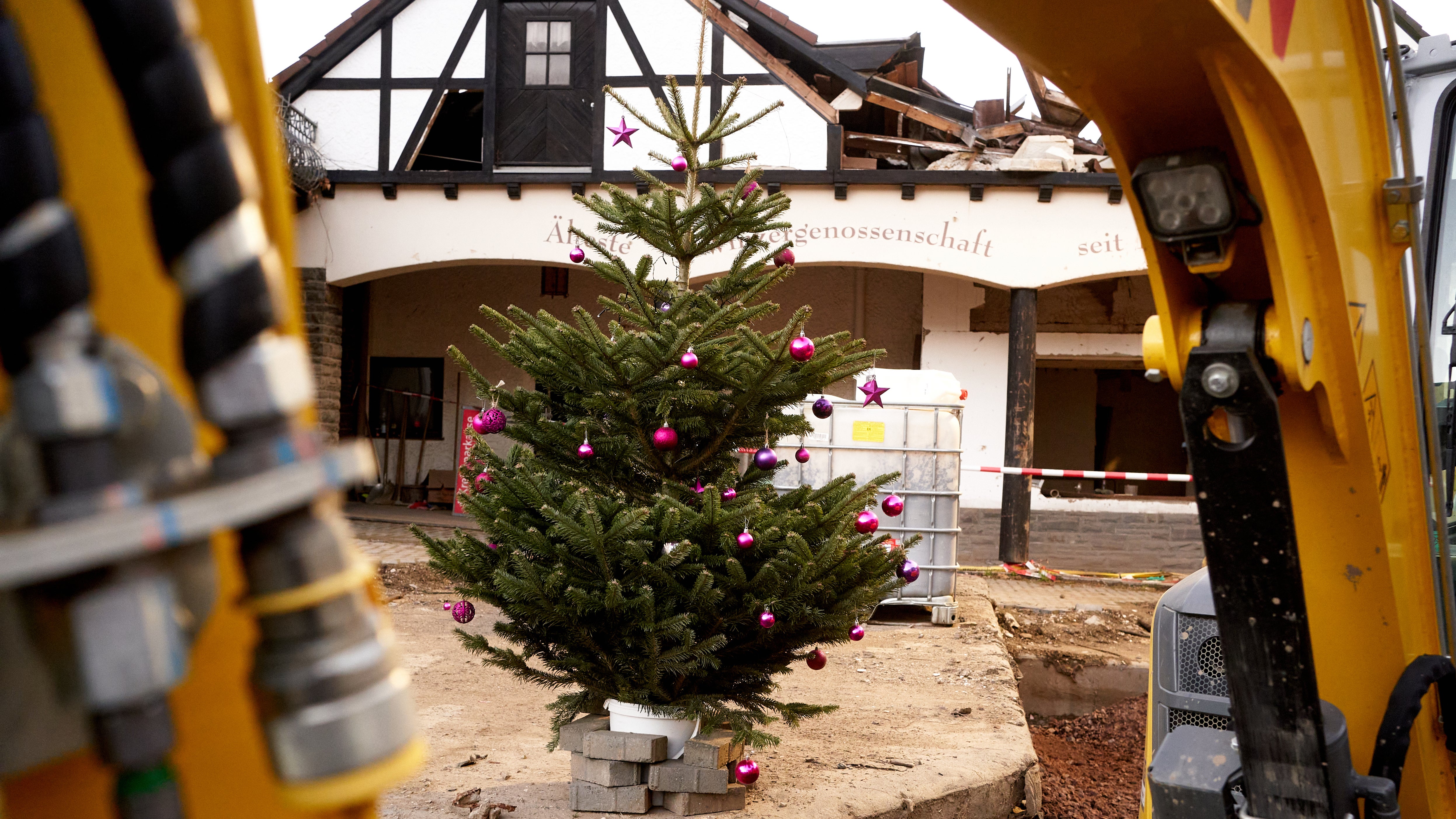 Rheinland-Pfalz, Mayscho&szlig;: Ein Weihnachtsbaum steht 2021 vor einem flutgesch&auml;digten Haus in Mayscho&szlig;. In diesem Jahr soll es wieder mehr Weihnachtsm&auml;rkte im Ahr-Katastrophengebiet geben. 

