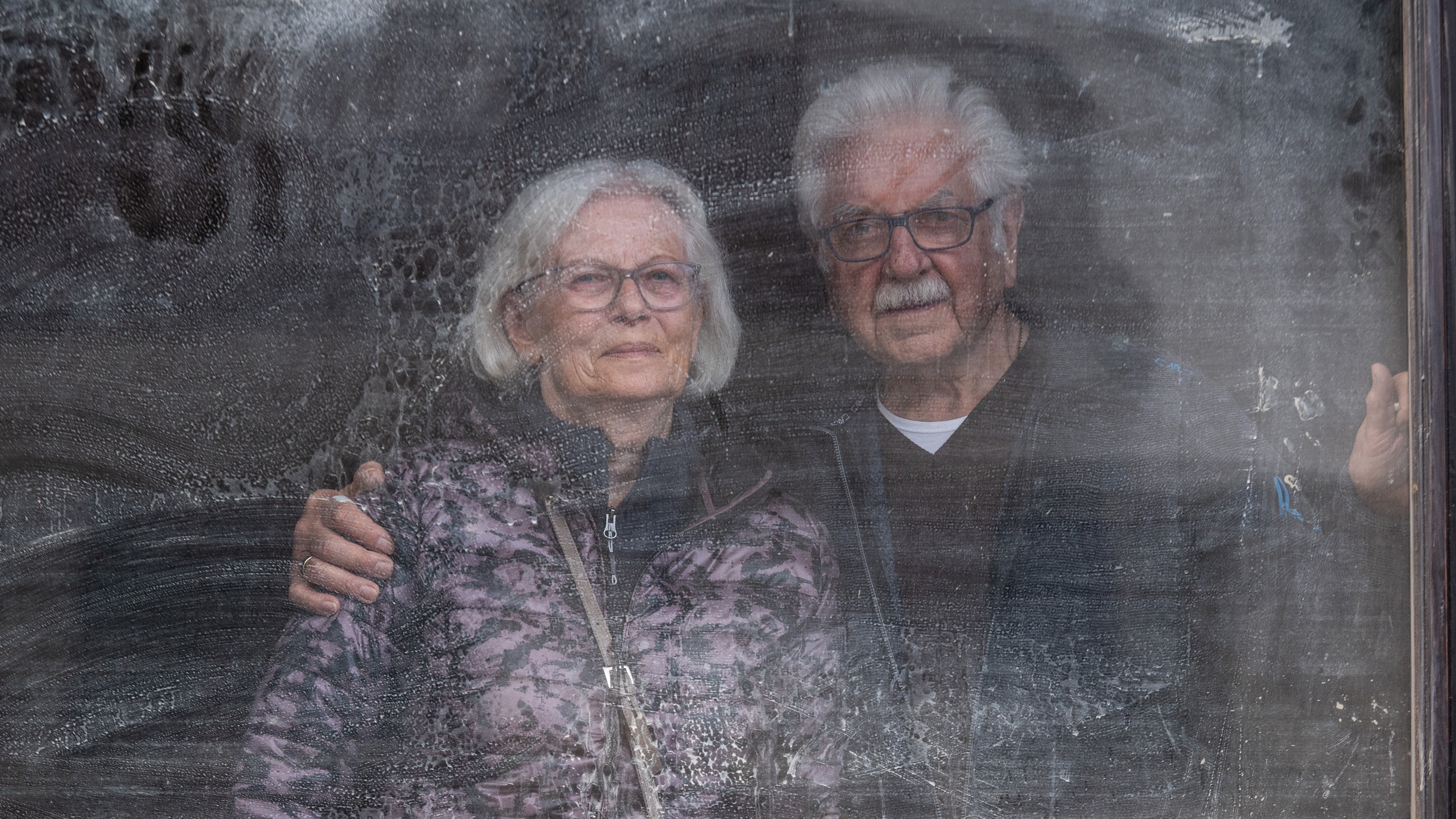 Rheinland-Pfalz, Altenahr: Elfriede und Gerd Gasper blicken aus dem noch immer mit Schlamm beschmierten Fenster ihres von der Flut zerst&ouml;rten Hauses auf die Tr&uuml;mmer von Altenahr.