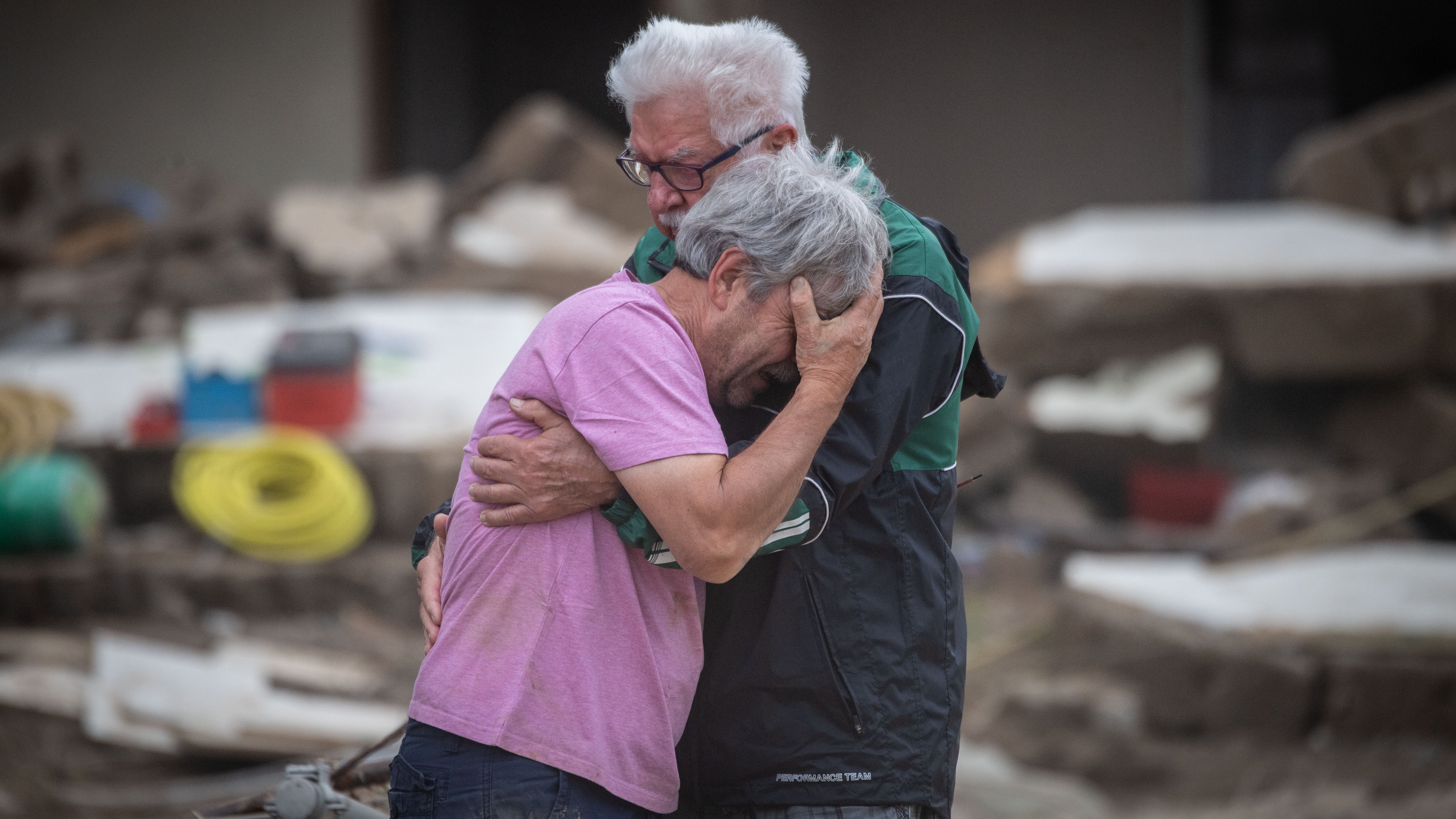 Altenahr: Weinend liegen sich die Br&uuml;der Bernd (l) und Gerd Gasper vor ihrem von der Flut zerst&ouml;rten Elternhaus in den Armen.