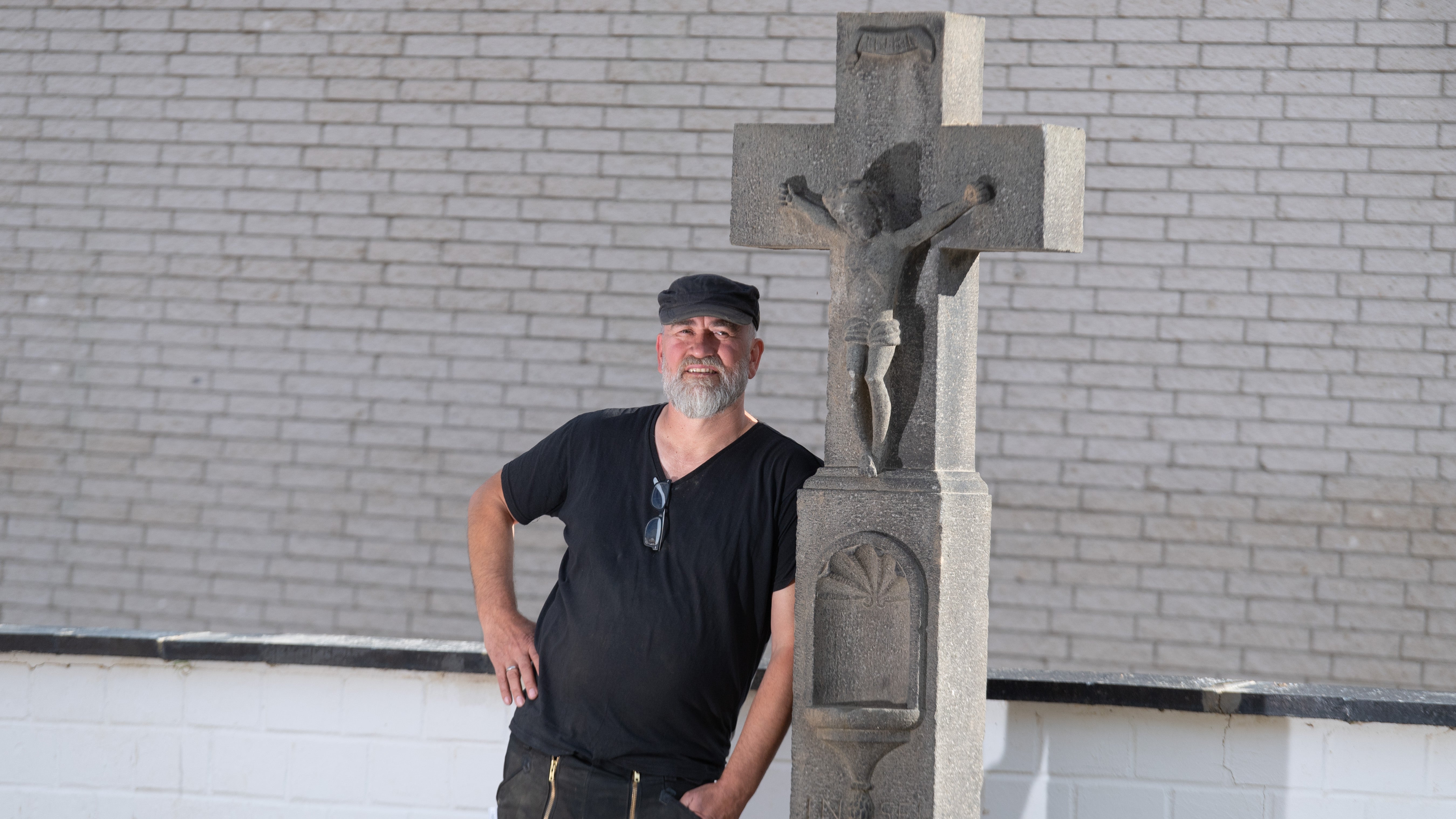 Rheinland-Pfalz, Insul: Wolfgang Ewerts steht neben dem mittlerweile auch wieder aufgestellten Opferstock vor seinem Hotel in Insul.