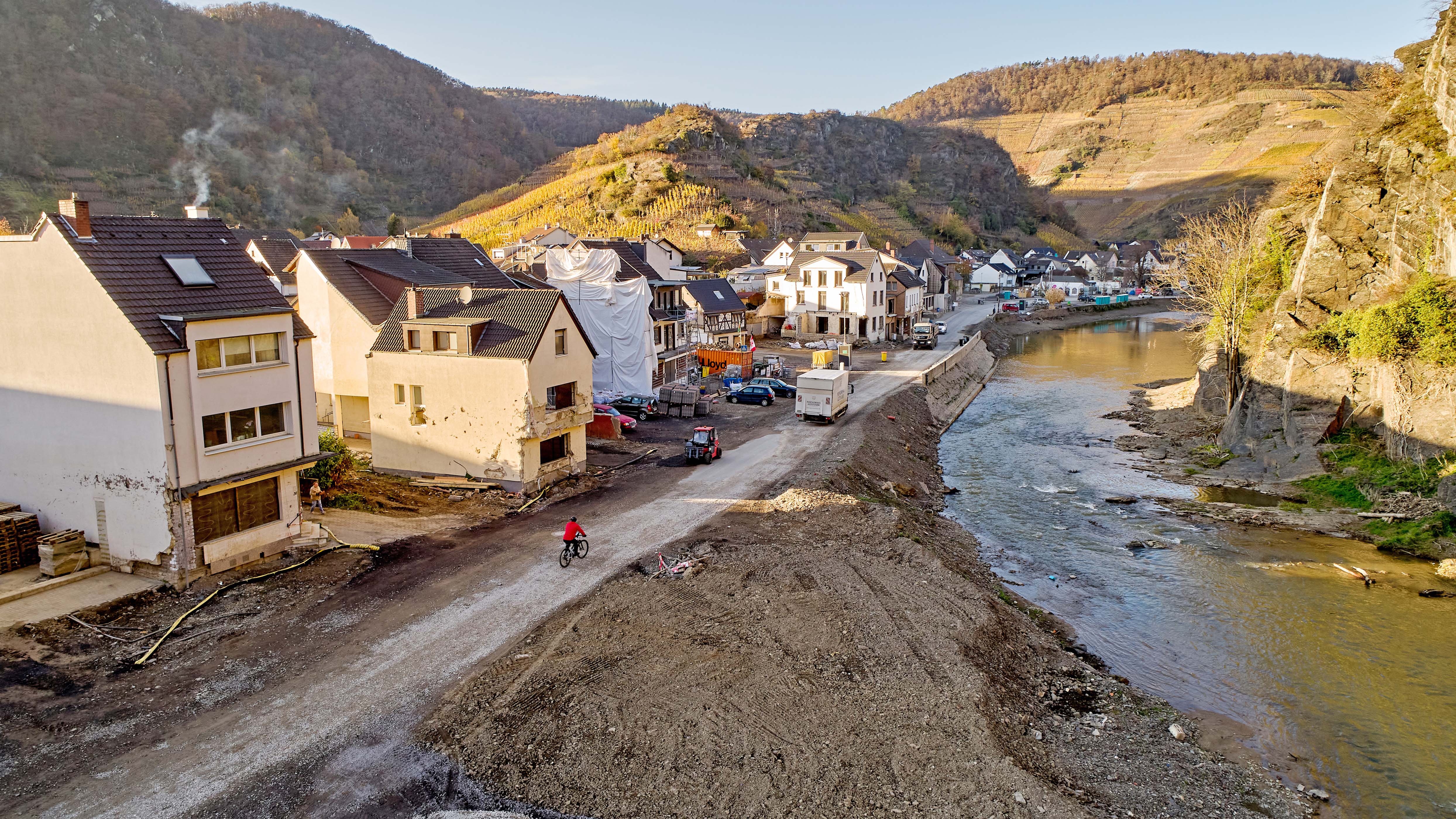09.11.2021, Rheinland-Pfalz, Mayscho&szlig;: Die Asphaltdecke der Ortsdurchfahrt der Bundesstra&szlig;e 267 in Mayscho&szlig; wurde durch die Flut zerst&ouml;rt (Luftaufnahme mit einer Drohne). Das Hochwasser im Ahrtal hat auch das Stra&szlig;ennetz verw&uuml;stet. Nach notd&uuml;rftigen L&ouml;sungen wollen Experten es nun winterfest machen. (zu dpa "Provisorische Stra&szlig;en im Ahr-Flutgebiet sollen winterfest werden") Foto: Thomas Frey/dpa +++ dpa-Bildfunk +++