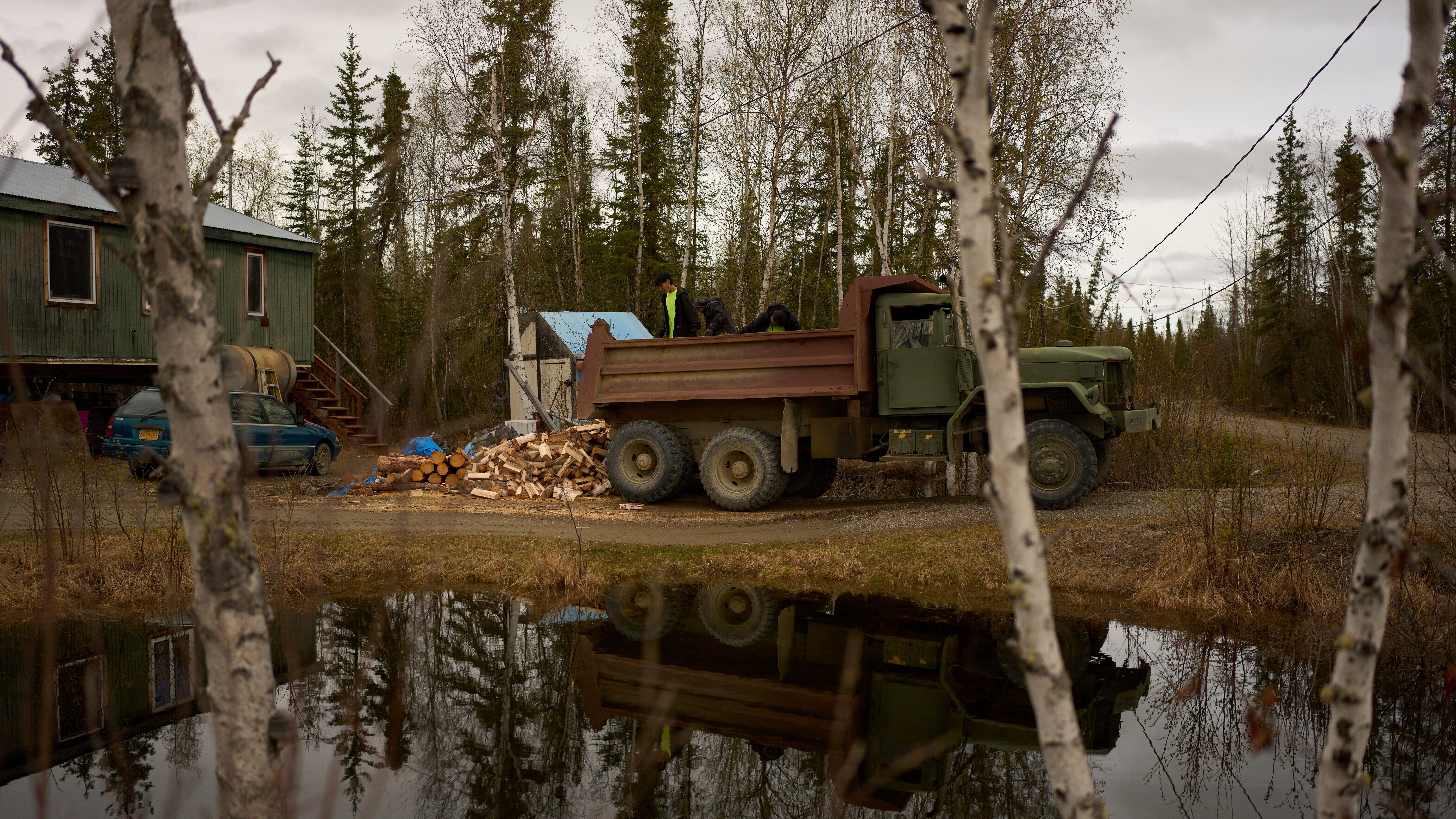 Alaska, 19. Mai 2025: Nathan Moses (von links nach rechts), Morris Demoski and Marissa McCarty liefern Holz an einen &auml;lteren Dorfbewohner in Galena (AP Photo/John Locher)