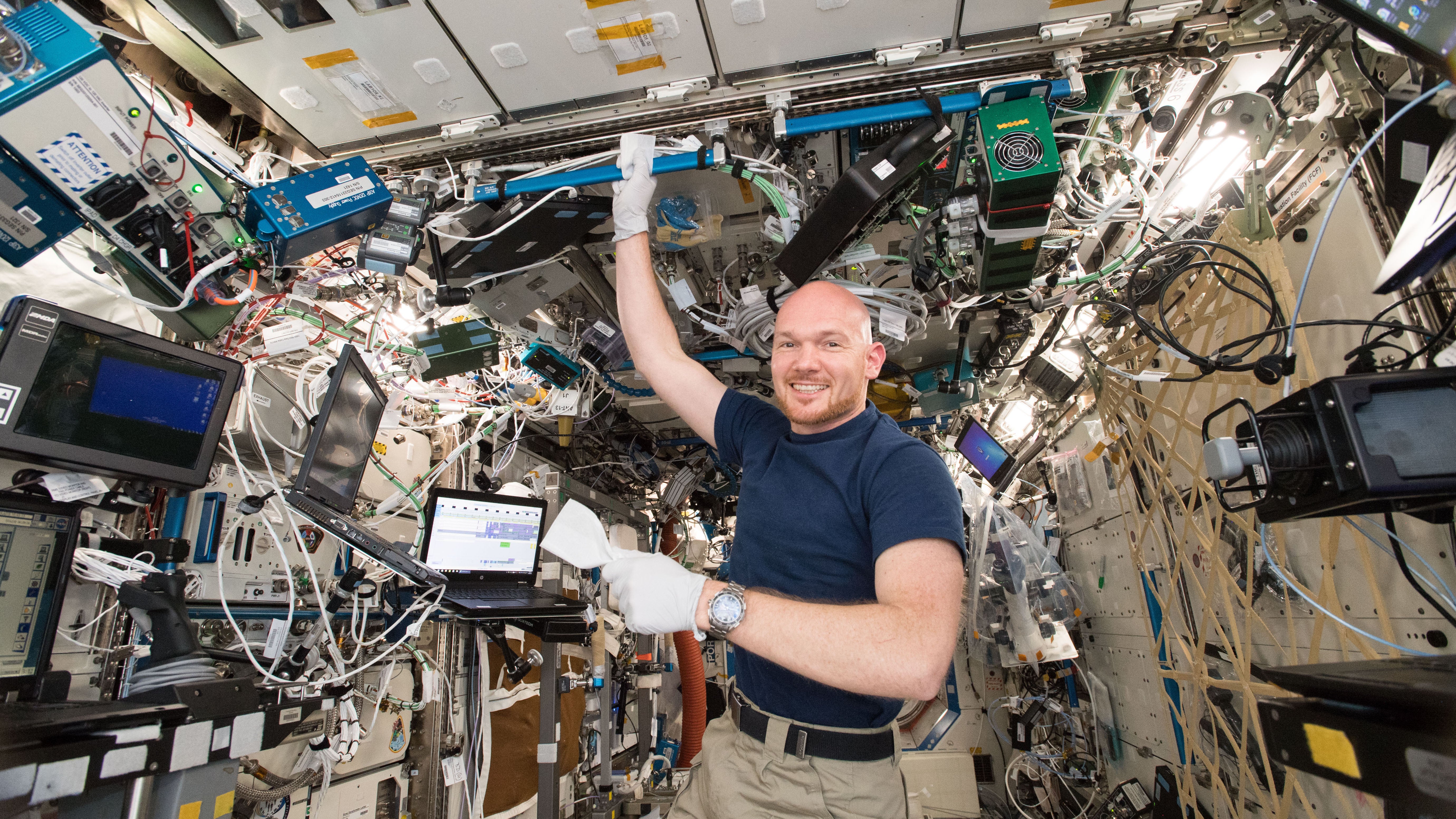 Das von der ESA ver&ouml;ffentlichte Foto zeigt den Astronauten Alexander Gerst beim w&ouml;chentlichen Putzen auf der Internationalen Raumstation ISS. (ESA/Alexander Gerst/dpa)

