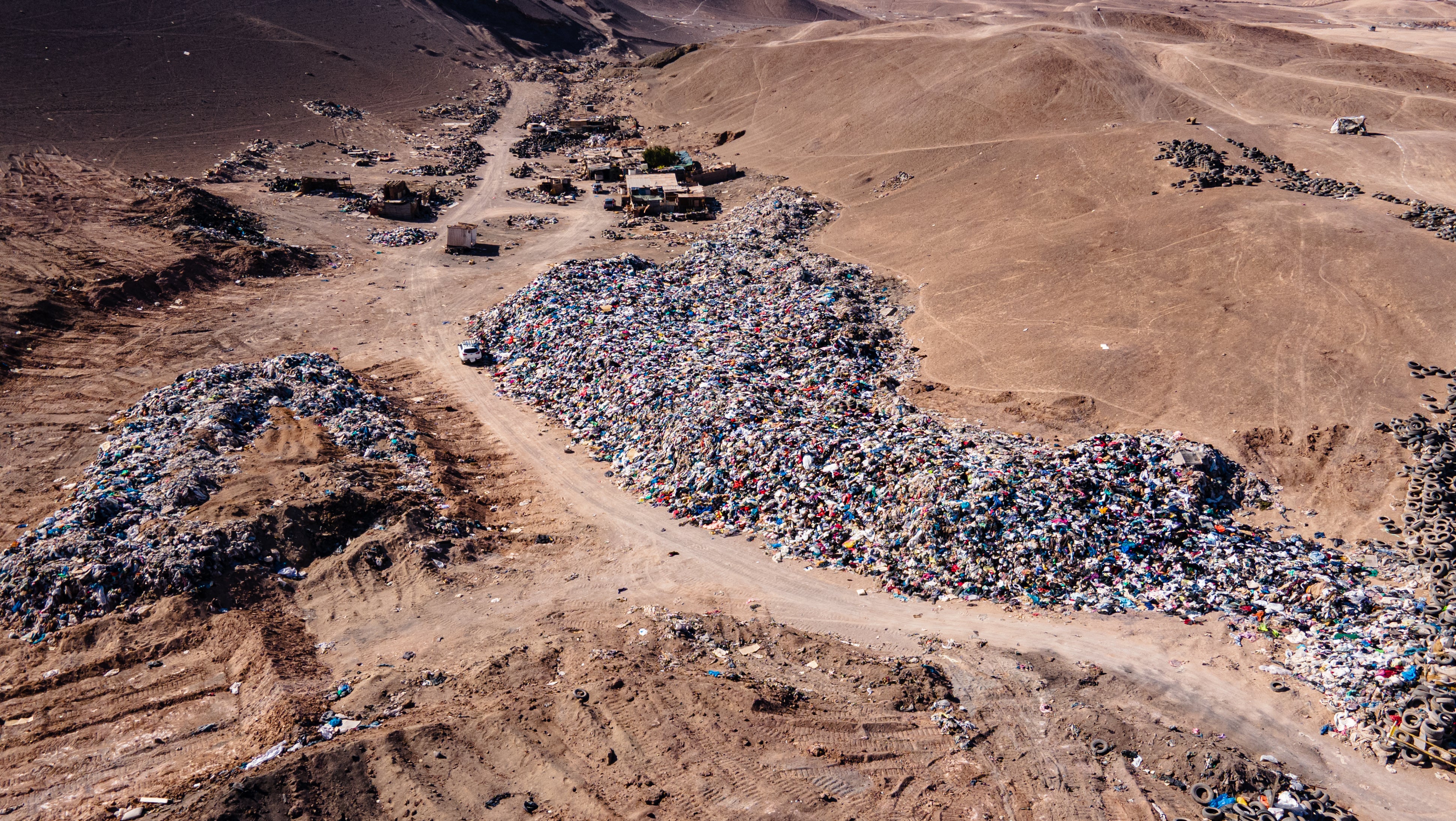 Chile, Alto Hospicio: Gebrauchte Kleidungsst&uuml;cke liegen in einer M&uuml;ll-Deponie in der W&uuml;ste. In der nahe gelegenen Freihandelszone von Iquique kamen 2021 bis Oktober 29 178 Tonnen gebrauchter Kleidung an. Etwa 50 Importeure verkaufen die besten St&uuml;cke daraus, die anderen - sch&auml;tzungsweise 40 Prozent - sortieren sie aus.