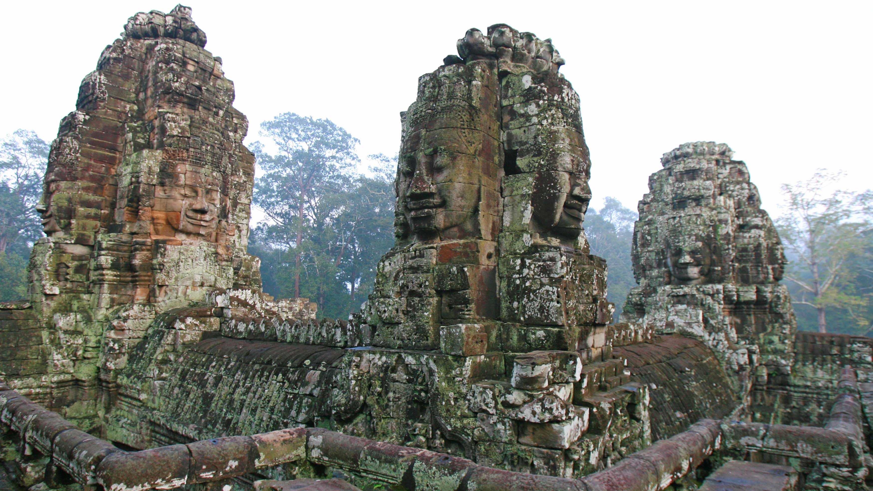 ARCHIV - 26.10.2007, Kambodscha, Siem_Reap: Der Tempel Bayon der Tempelanlagen von Angkor Wat. (zu dpa Unesco: Sorge um sagenhaftes Angkor Wat - Themenpark geplant) Foto: Jens kalaene/dpa-Zentralbild/dpa +++ dpa-Bildfunk +++
