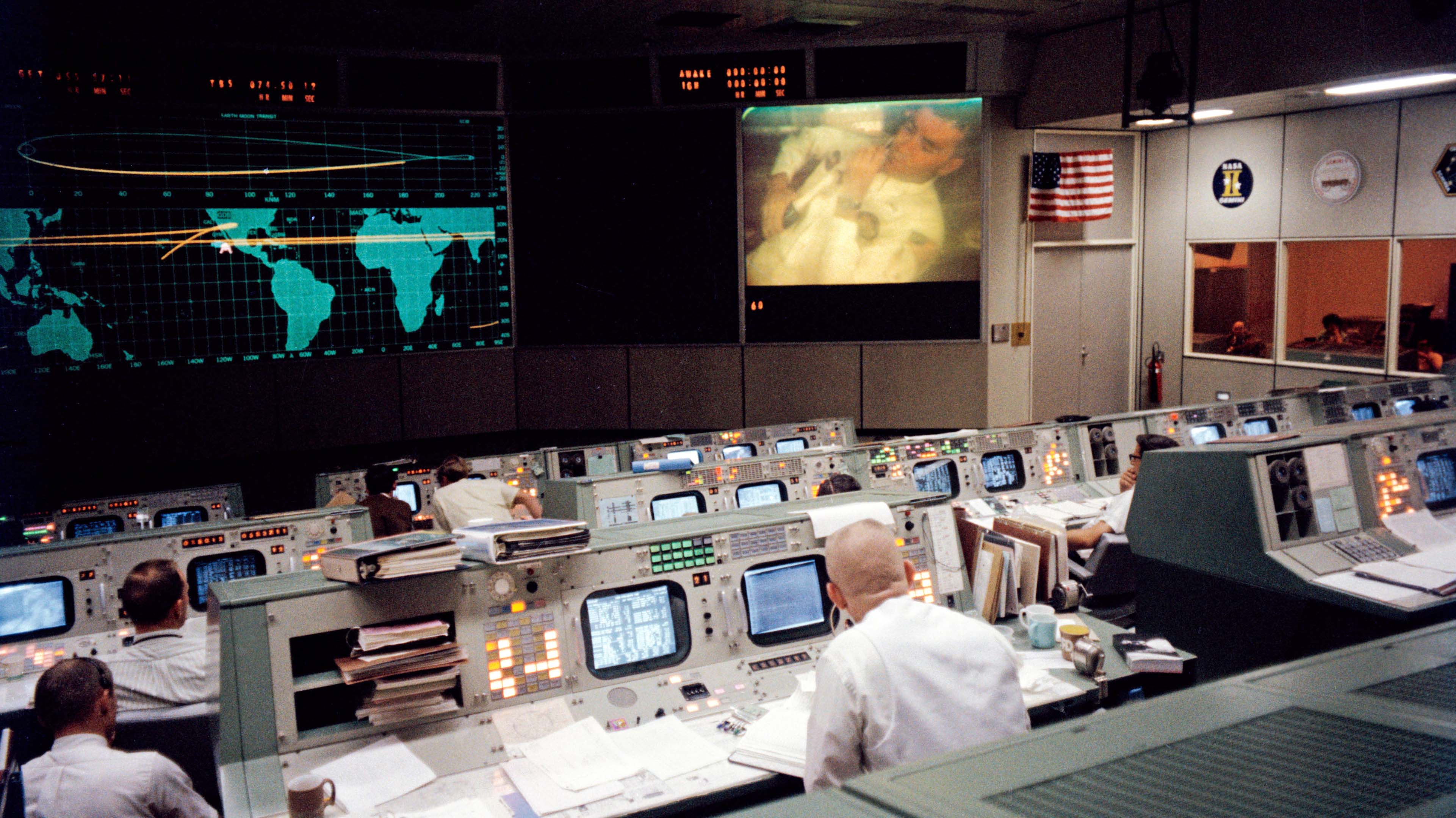 HANDOUT - 13.04.1970, USA, Houston: Ein Mitglied der &laquo;Apollo 13&raquo;-Crew ist auf einem Bildschirm im Missionskontrollzentrum der NASA zu sehen. (Bestm&ouml;gliche Bildqualit&auml;t) (zu dpa &laquo;&laquo;Erfolgreiches Scheitern&raquo;: Das Drama der &laquo;Apollo 13&raquo; vor 50 Jahren&raquo;) Foto: NASA/dpa - ACHTUNG: Nur zur redaktionellen Verwendung und nur mit vollst&auml;ndiger Nennung des vorstehenden Credits +++ dpa-Bildfunk +++