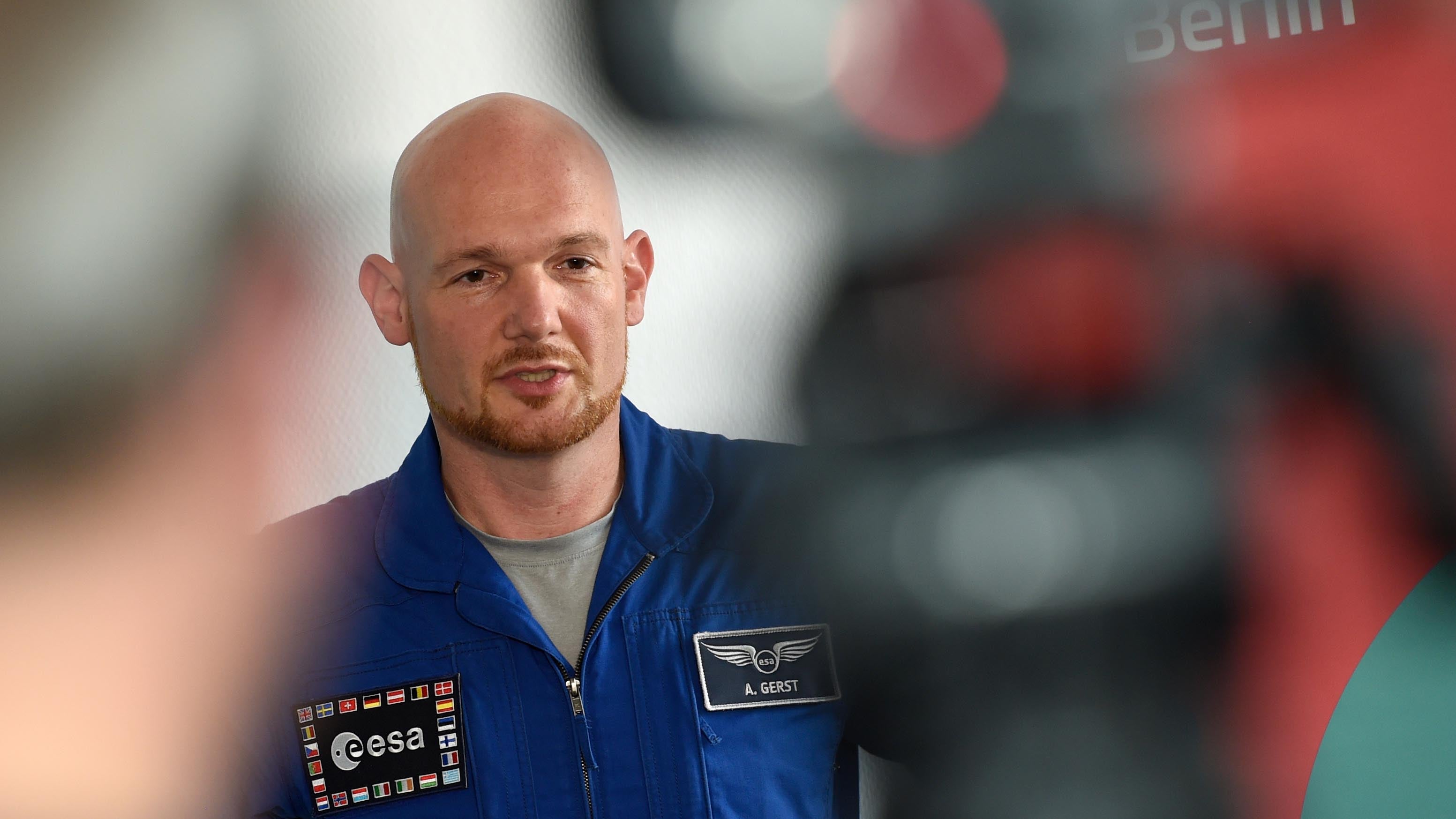 ARCHIV - 20.07.2019, Berlin: Der Astronaut Alexander Gerst spricht beim Mondfest anl&auml;sslich zum 50. Jahrestag der ersten Mondlandung im Planetarium Berlin zu Journalisten. Gerst geht mit anderen Astronauten f&uuml;r ein spezielles Training in ein H&ouml;hlensystem in Slowenien. Foto: Paul Zinken/dpa +++ dpa-Bildfunk +++