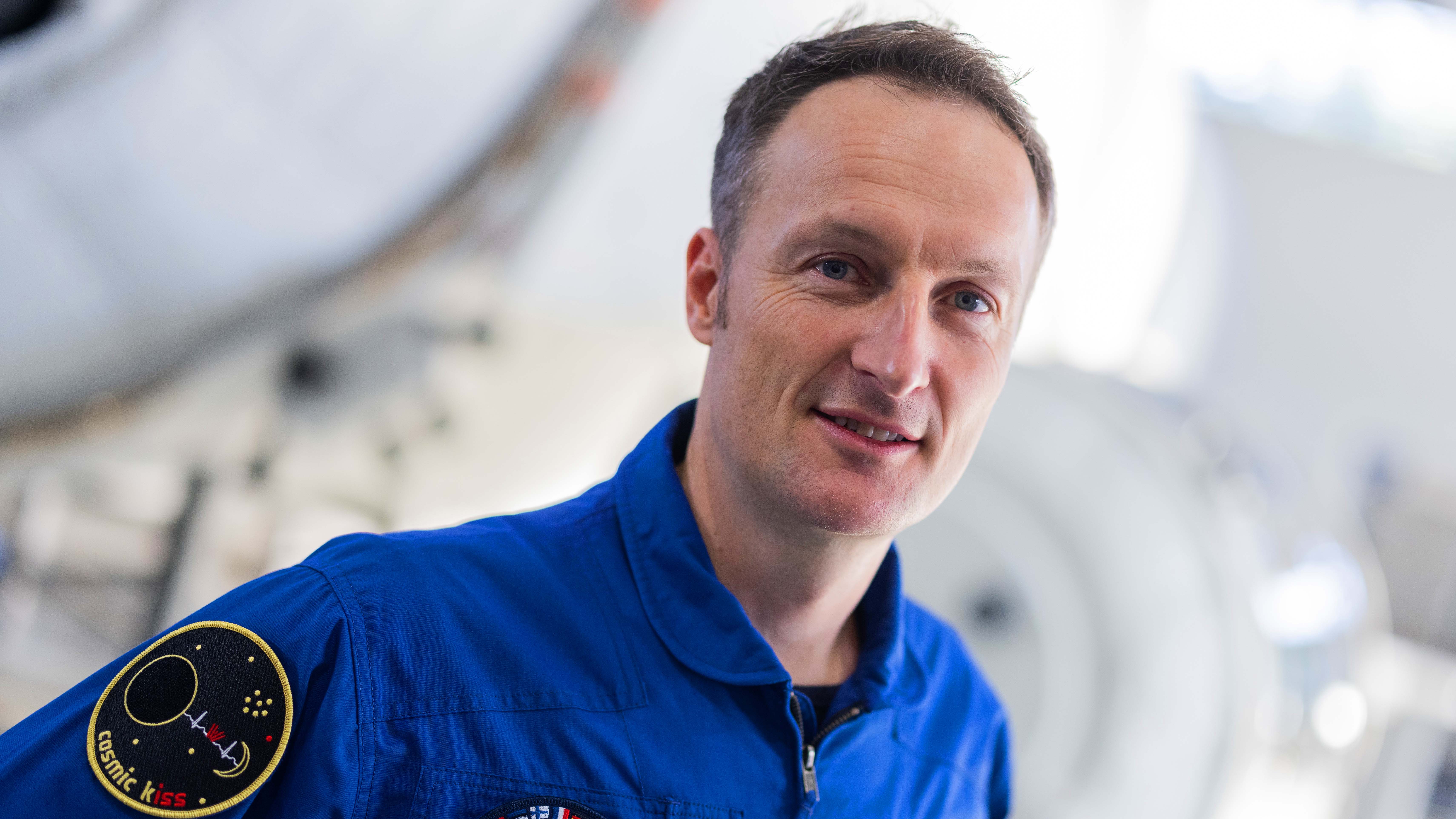 ARCHIV - 09.09.2021, Nordrhein-Westfalen, K&circ;ln: Matthias Maurer, deutscher Astronaut, steht vor einer Pressekonferenz im Europ&permil;ischen Astronautenzentrum (EAC) der ESA in der Trainingshalle. Maurer startet am Sonntag zur Internationalen Raumstation (ISS). (zu dpa "Deutscher Astronaut Maurer soll von Cape Canaveral zur ISS starten") Foto: Rolf Vennenbernd/dpa +++ dpa-Bildfunk +++