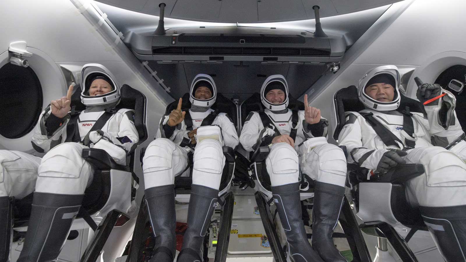 02.05.2021, USA, Panama City: Die NASA-Astronauten Shannon Walker (l-r), Victor Glover, Mike Hopkins und der Astronaut der Japan Aerospace Exploration Agency (JAXA) Soichi Noguchi sitzen im Inneren des SpaceX Crew Dragon Resilience-Raumschiffs an Bord des SpaceX GO Navigator-Bergungsschiffs zu sehen, kurz nachdem sie im Golf von Mexiko vor der K&uuml;ste von Panama City, Florida, gelandet sind. Nach rund sechs Monaten an Bord der Internationalen Raumstation (ISS) sind vier Astronauten sicher auf der Erde zur&uuml;ck. Foto: Bill Ingalls/NASA/AP/dpa - ACHTUNG: Nur zur redaktionellen Verwendung und nur mit vollst&auml;ndiger Nennung des vorstehenden Credit