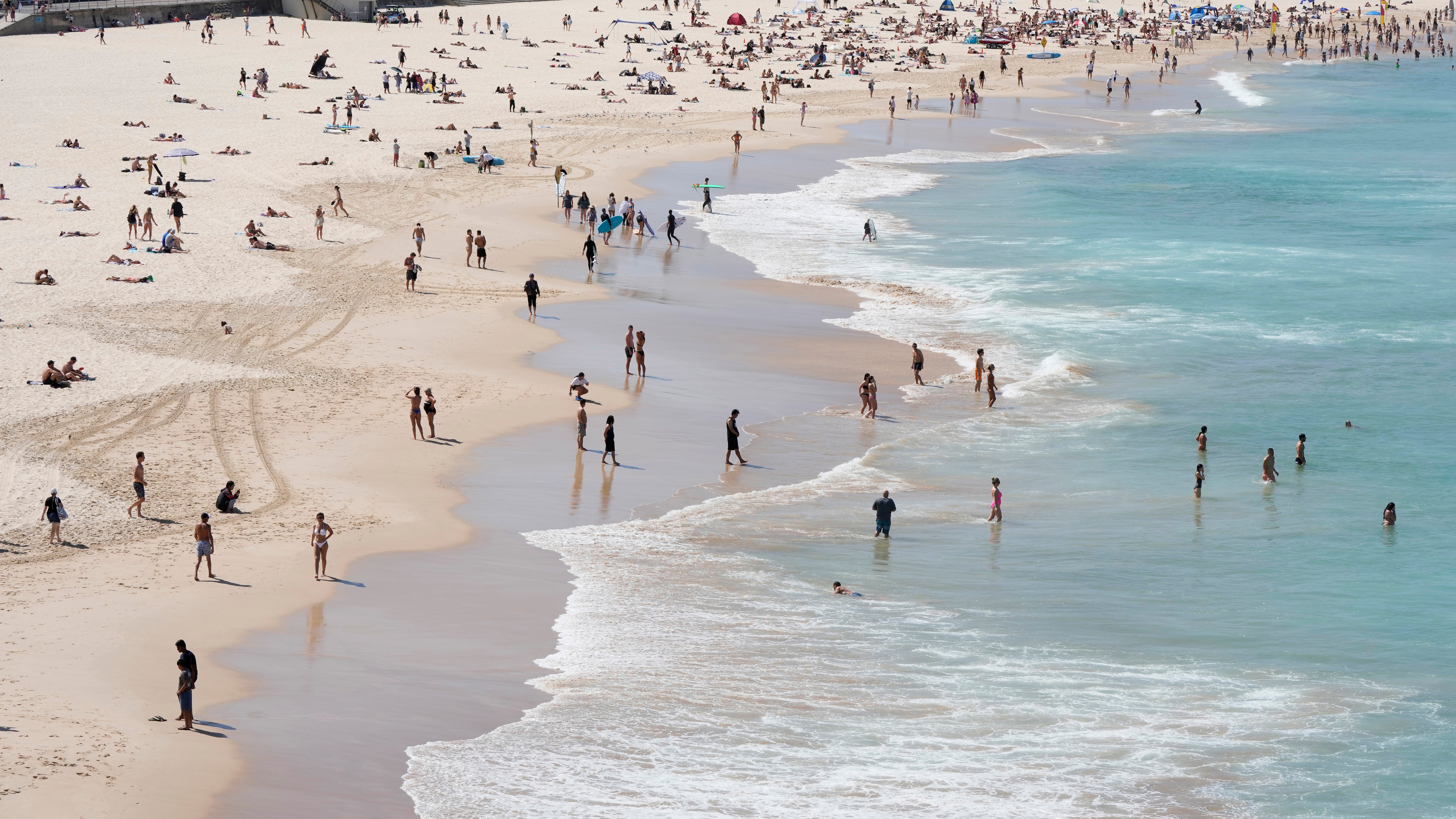 19.09.2023, Australien, Sydney: Menschen versammeln sich am Bondi Beach. In Sydney wurde zum ersten Mal seit fast drei Jahren ein absolutes Feuerverbot verh&auml;ngt, und mehrere Schulen an der S&uuml;dk&uuml;ste des Bundesstaates New South Wales wurden wegen erh&ouml;hter Waldbrandgefahr bei au&szlig;ergew&ouml;hnlich hohen Temperaturen im S&uuml;dosten Australiens geschlossen. Inmitten einer f&uuml;r die Jahreszeit ungew&ouml;hnlichen Hitzewelle hat Australien offiziell das Wetterph&auml;nomen El Ni&ntilde;o f&uuml;r das Land ausgerufen. Foto: Rick Rycroft/AP +++ dpa-Bildfunk +++