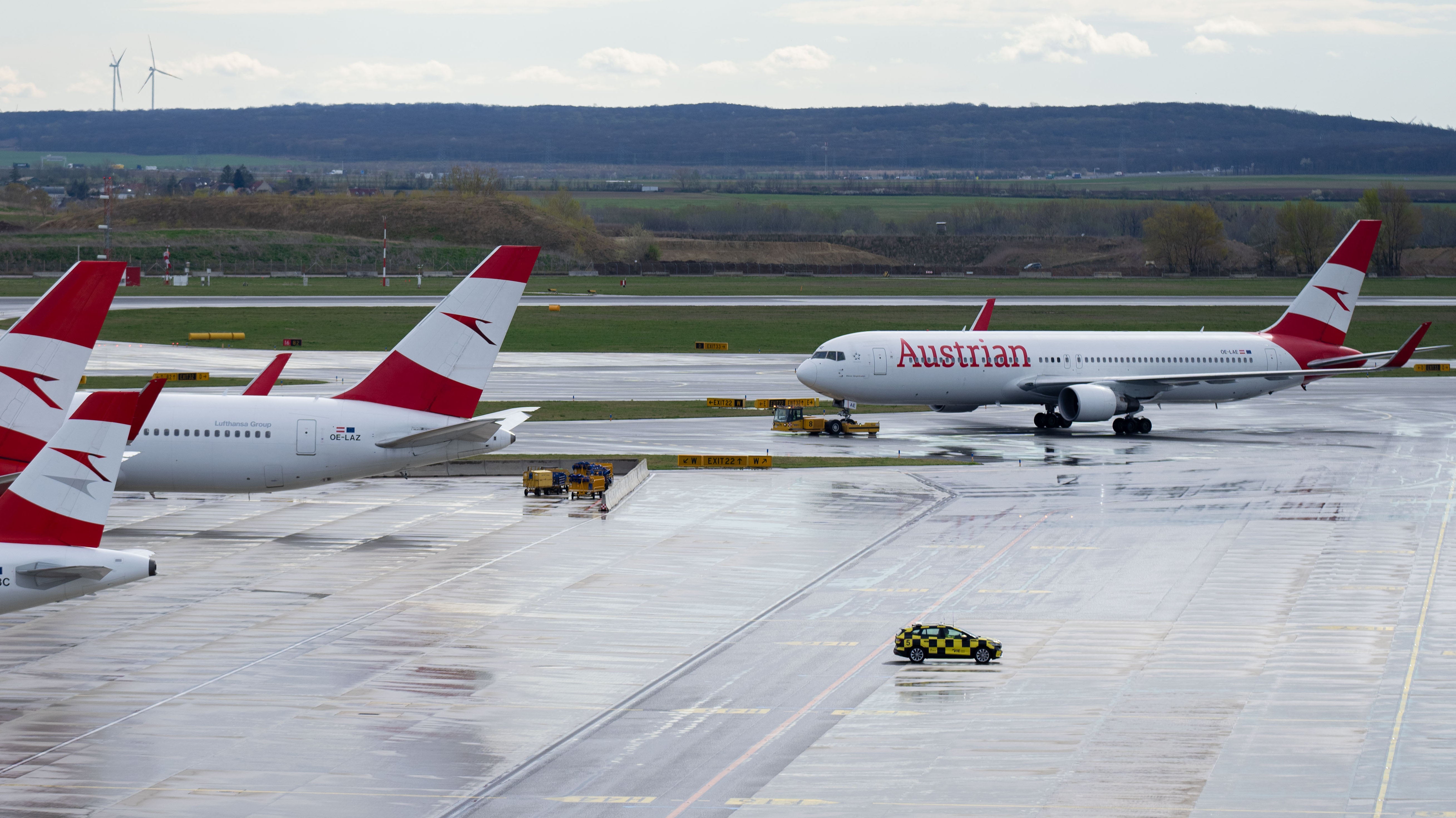 28.03.2024, &Ouml;sterreich, Schwechat: Geparkte Flugzeuge der Austrian Airlines  (AUA) am Flughafen Wien-Schwechat. (Georg Hochmuth/APA/dpa)