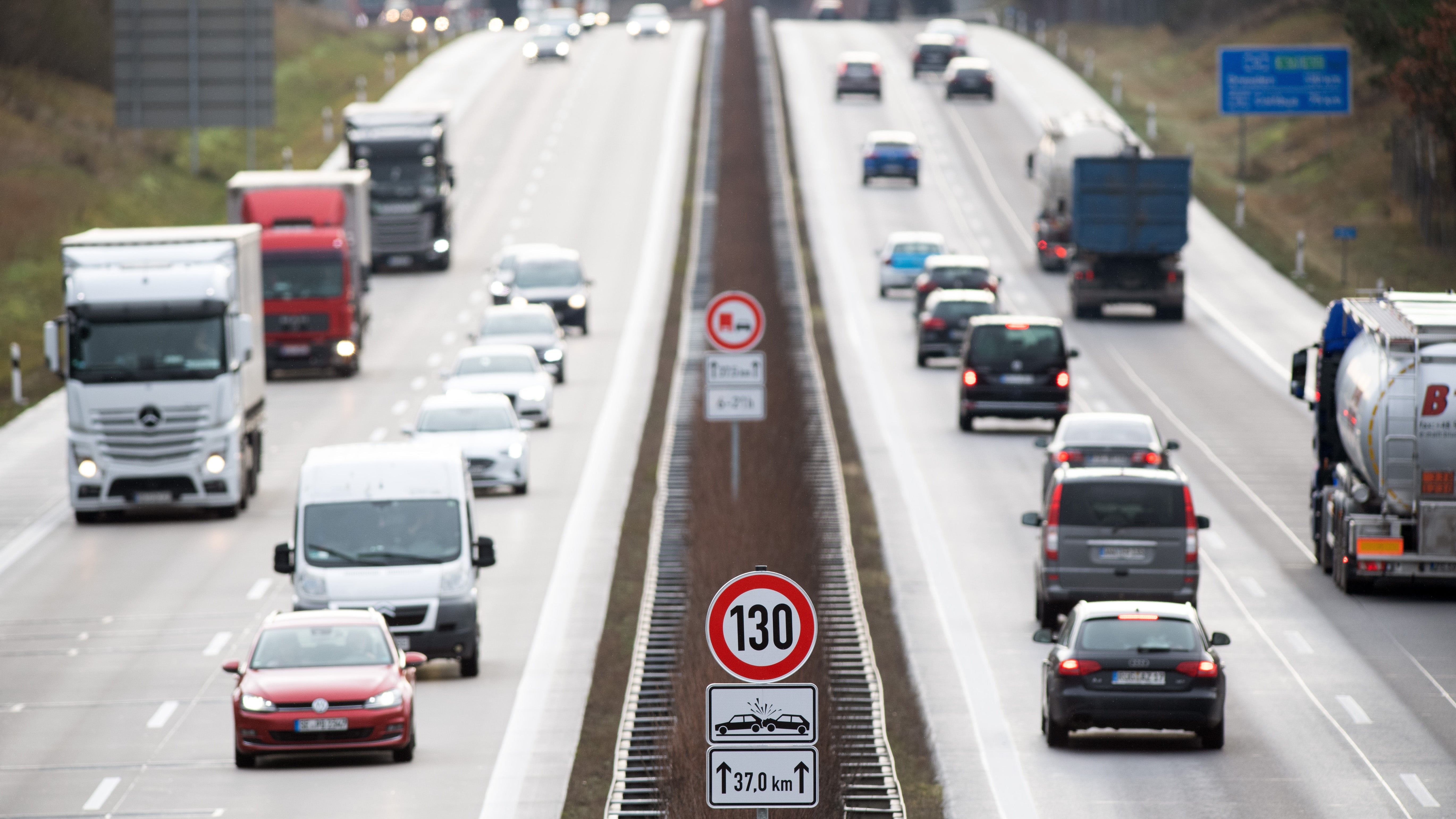 Brandenburg, Rangsdorf: Verkehrszeichen zur Geschwindigkeitsbeschr&auml;nkung von 130 km/h und zum zeitlich eingeschr&auml;nkten &Uuml;berholverbot f&uuml;r Lastwagen sind an der Autobahn A13 nahe der Anschlussstelle zur L74 aufgestellt. 