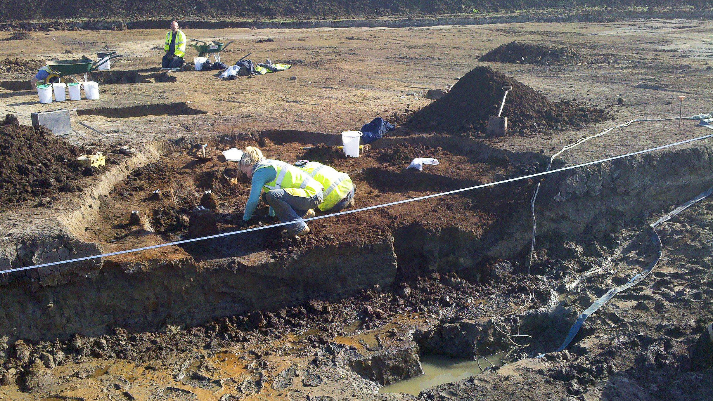 Gro&szlig;britannien, Aylesbury: Dieses von Oxford Archaeology zur Verf&uuml;gung gestellte Foto zeigt die Ausgrabungsst&auml;tte im mittelenglischen Aylesbury. (Oxford Archaeology/dpa)

