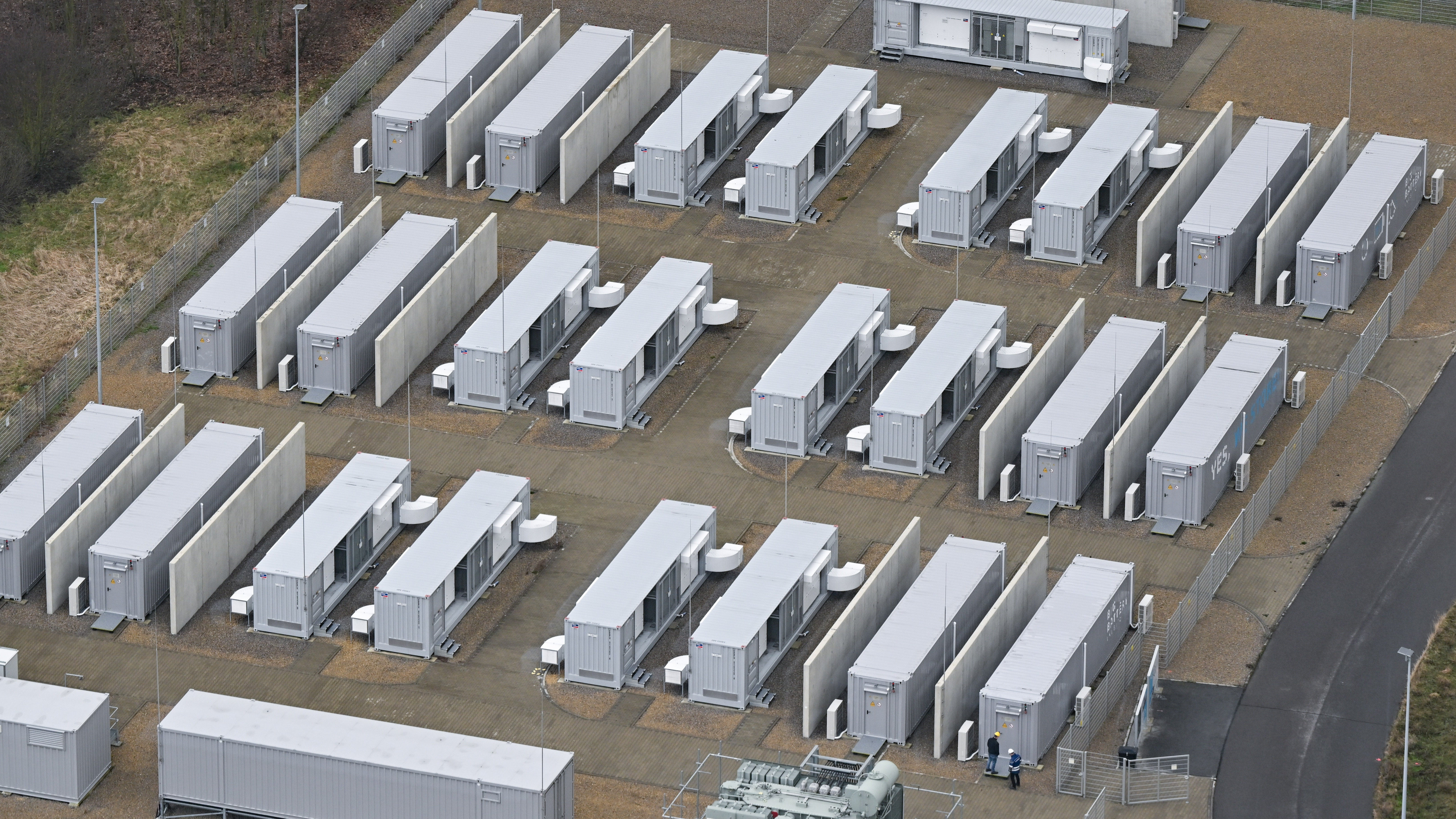 22.02.2023, Brandenburg, Spremberg: Container der BigBattery Lausitz auf dem Gel&auml;nde des Braunkohlekraftwerkes Schwarze Pumpe der Lausitz Energie Bergbau AG (LEAG). (Patrick Pleul/dpa)
