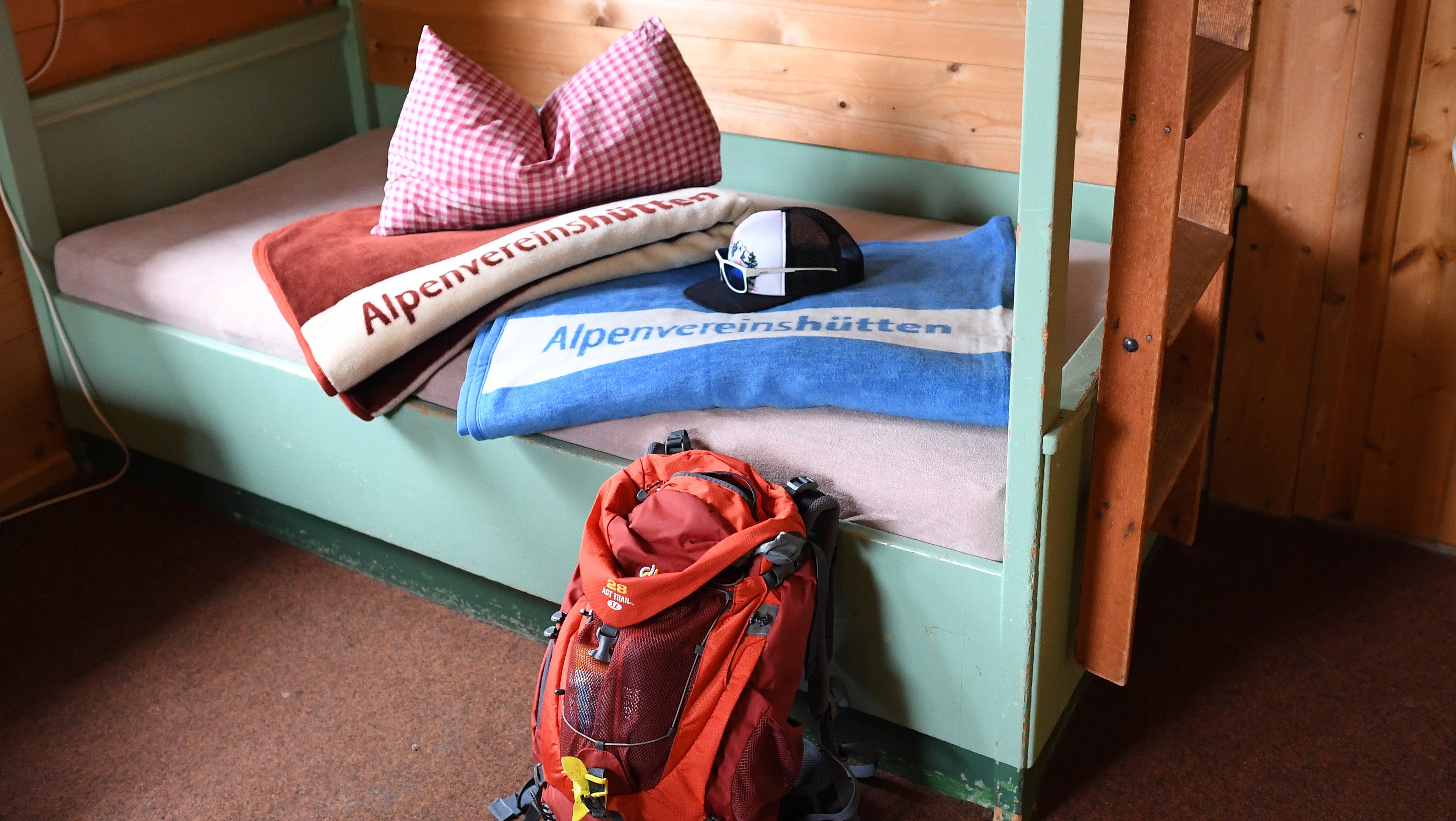 11.06.2019, Bayern, Garmisch-Partenkirchen: In einem Lager auf dem Kreuzeckhaus im Wettersteingebirge liegen eine alte rote Decke und eine neue hellblaue DAV Decken nebeneinander. (Angelika Warmuth/dpa)

