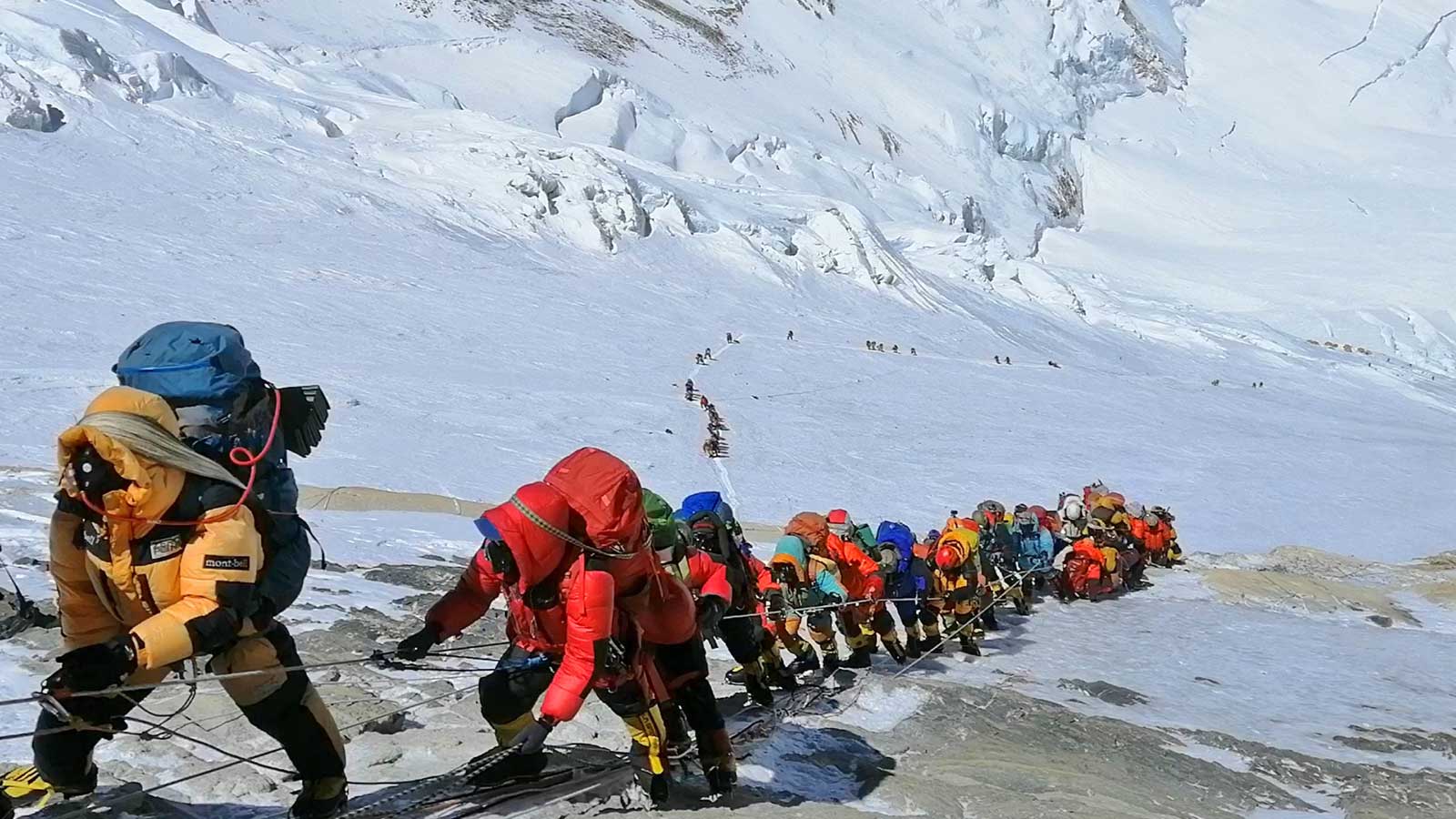 ARCHIV - 29.05.2019, Nepal, Mount Everest: In einer langer Schlange klettern Bergsteiger auf einem Pfad knapp unterhalb von Lager vier. Trotz Pandemie gibt es auf dem Mount Everest einen Besucherrekord. (zu dpa: &laquo;Bergsteiger-Rekord auf dem Mount Everest - und Corona&raquo;) Foto: Rizza Alee/AP/dpa +++ dpa-Bildfunk +++