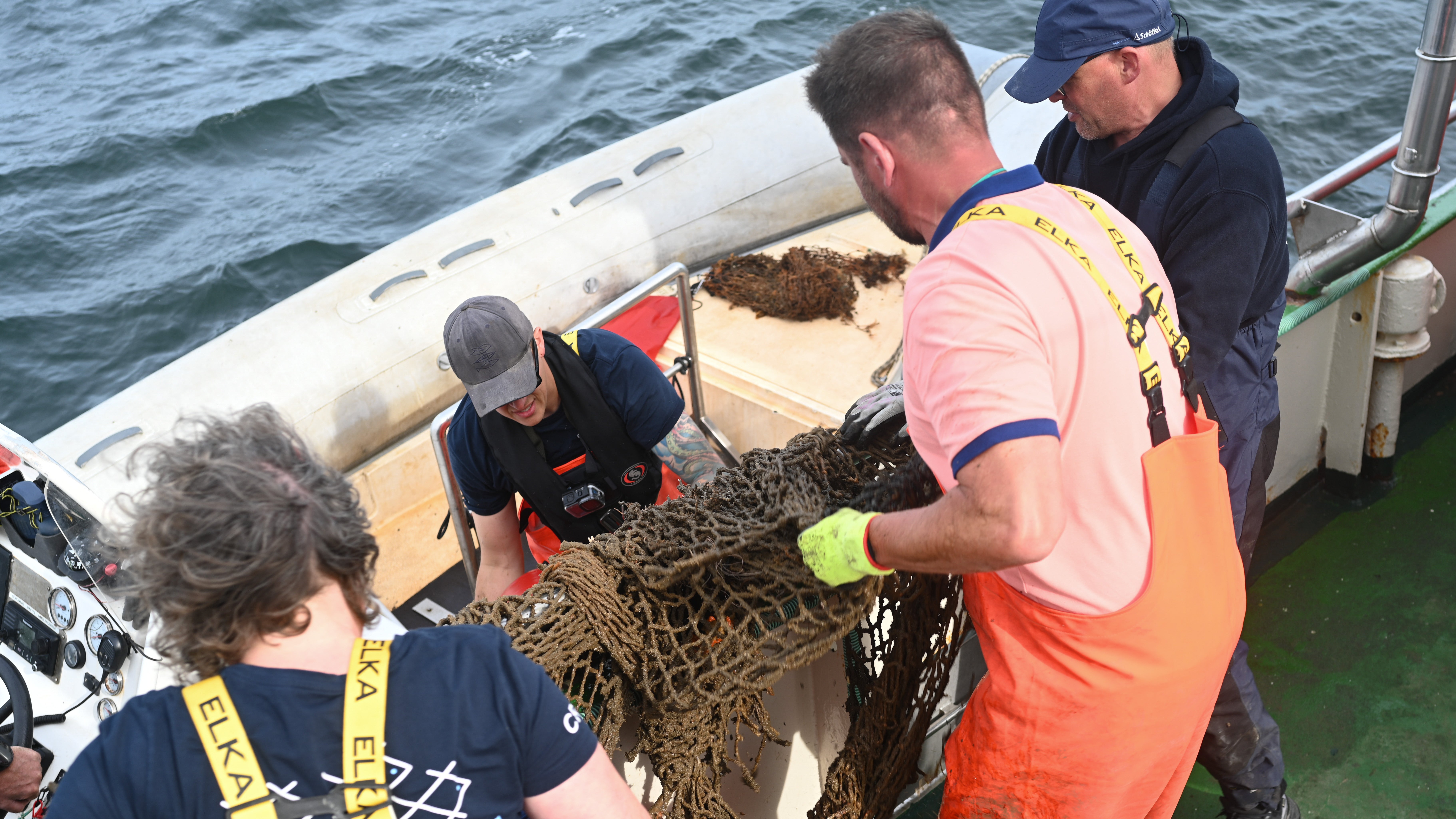 15.09.2026, Niedersachsen, Neuharlingersiel: Eine Schlauchbootbesatzung bringt Netzst&uuml;cke aus der Nordsee zu einem Kutter. Das Team von Ghost Diving Germany hat vor den Ostfriesischen-Inseln Geisternetze geborgen. (Lars Penning/dpa)

