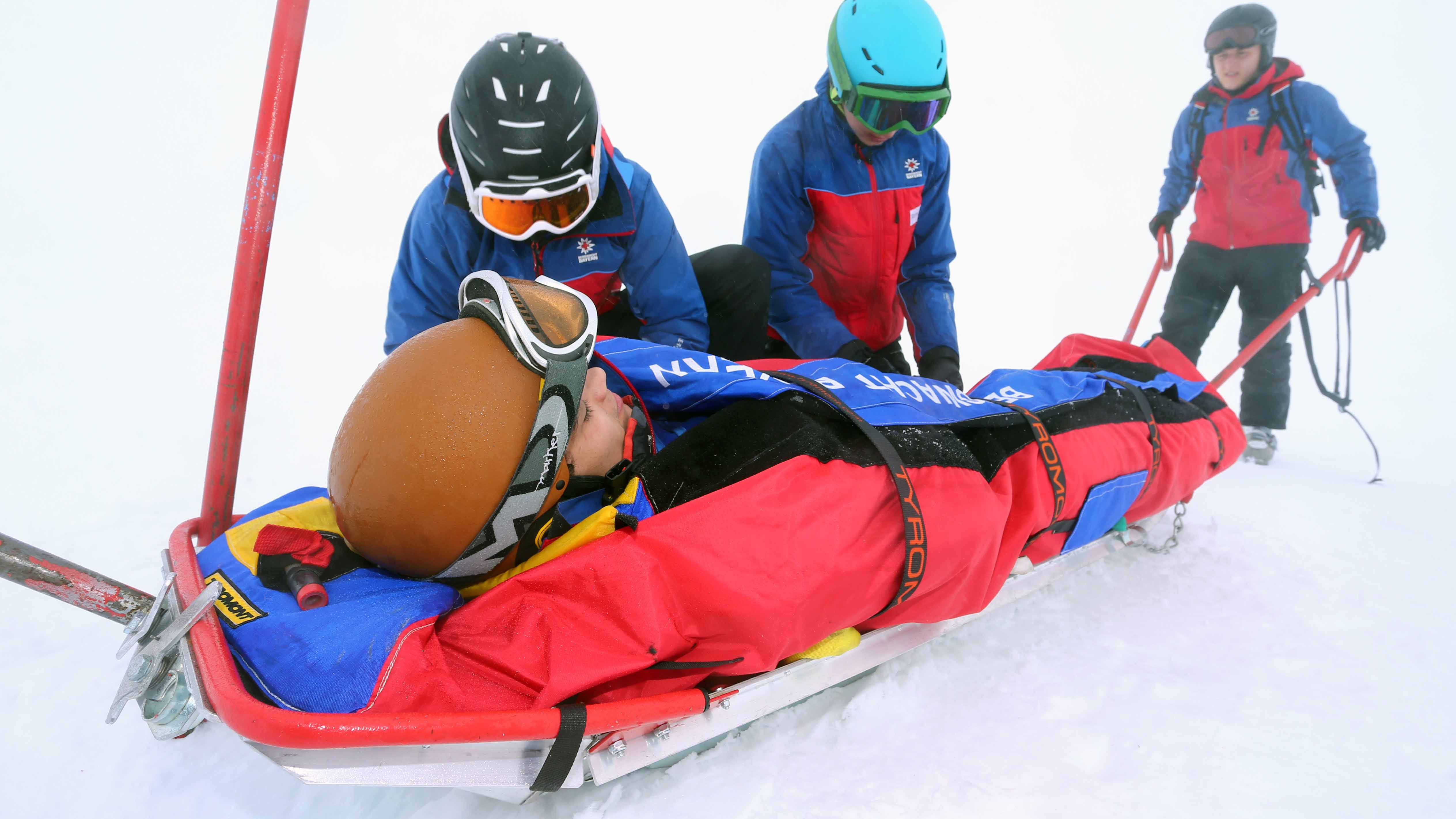 ARCHIV - 01.02.2017, Bayern, Augsburg: Teilnehmer eines Lehrganges f&cedil;r Bergretter der Bergwacht trainieren auf dem Nebelhorn bei Oberstdorf (Bayern) den Umgang mit einem Ackja. Bei dem einw&circ;chigen Lehrgang trainieren Bergwacht-Anw&permil;rter verschiedene Besonderheiten der Winterrettung. (zu dpa: &acute;Carver, Kunstschnee, Klima: Skiverletzungen &permil;ndern sich&ordf;) Foto: Karl-Josef Hildenbrand/dpa +++ dpa-Bildfunk +++