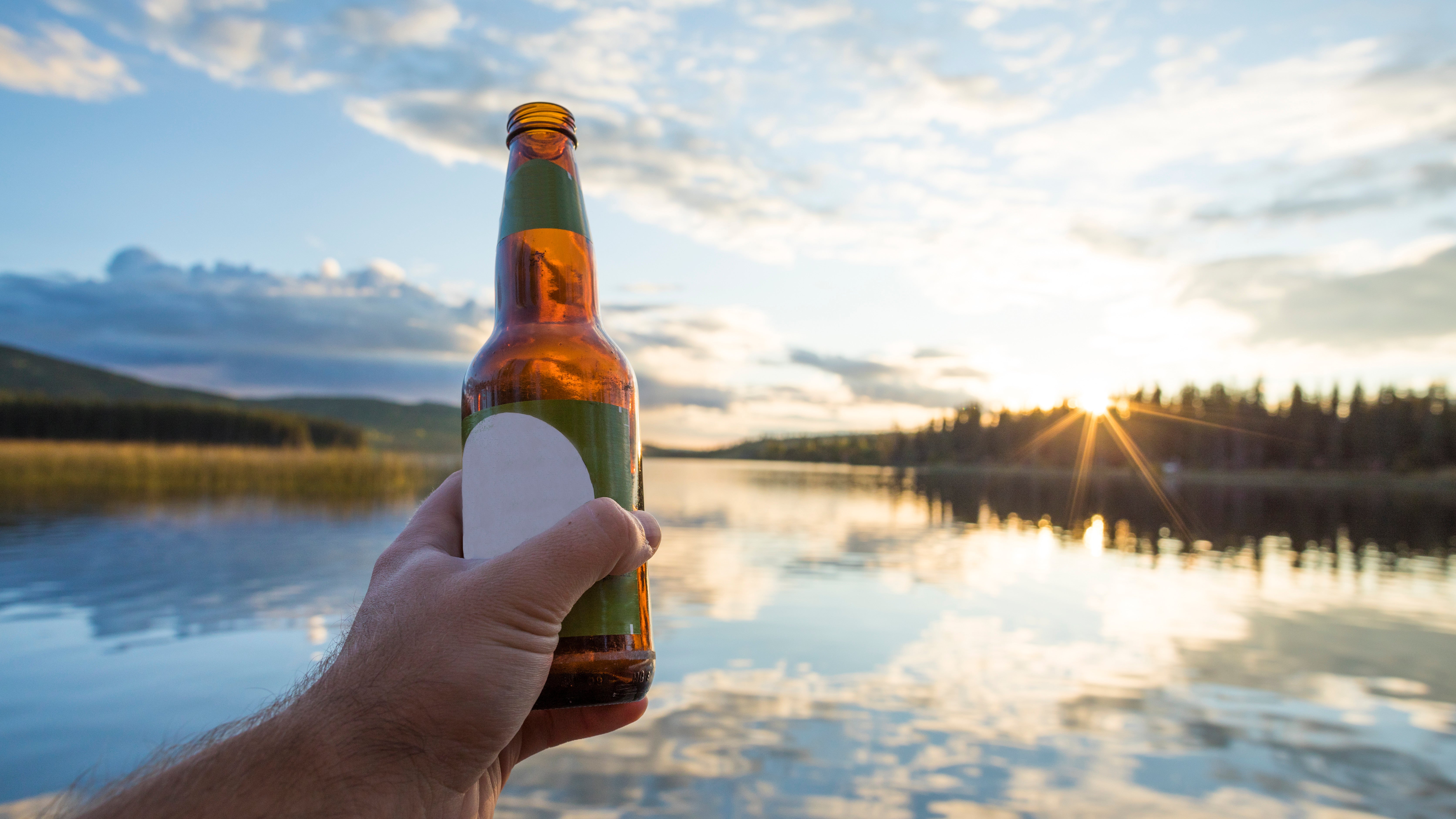 Eine Bierflasche vor einem Sonnenuntergang (Getty Images)