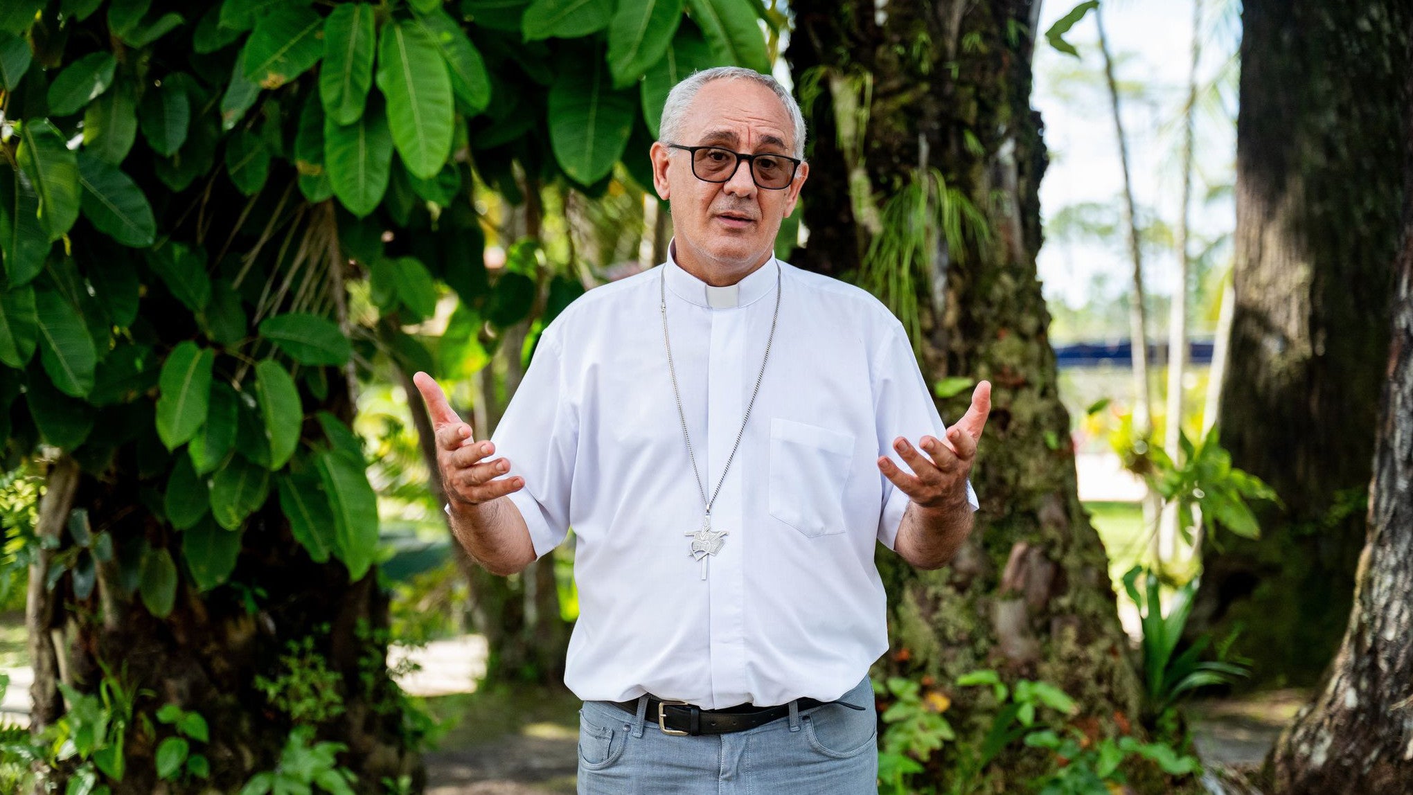 1. Oktober 2025: Bischof Miguel &Aacute;ngel Cadenas spricht w&auml;hrend seiner Teilnahme am Amazonas-Wassergipfel in Iquitos, Peru. (AP Photo/Junior Raborg)