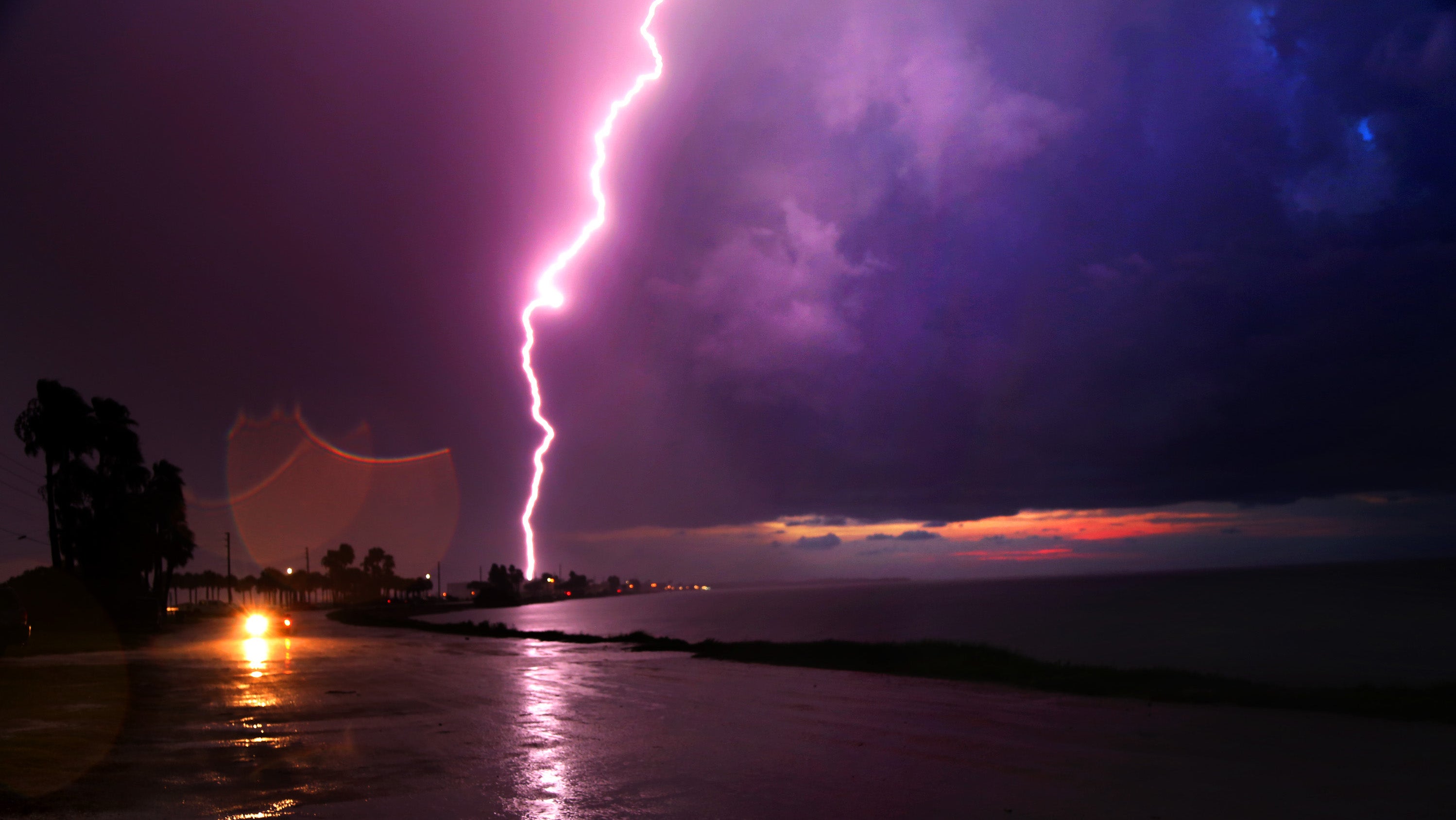 04.07.2017, USA, Dunedin: Ein Blitz entl&auml;dt sich am 05.07.2017 &uuml;ber Dunedin, Florida, USA, w&auml;hrend die Sonne untergeht. (Foto\ Douglas R. Clifford/Tampa Bay Times via ZUMA Wire/dpa)
