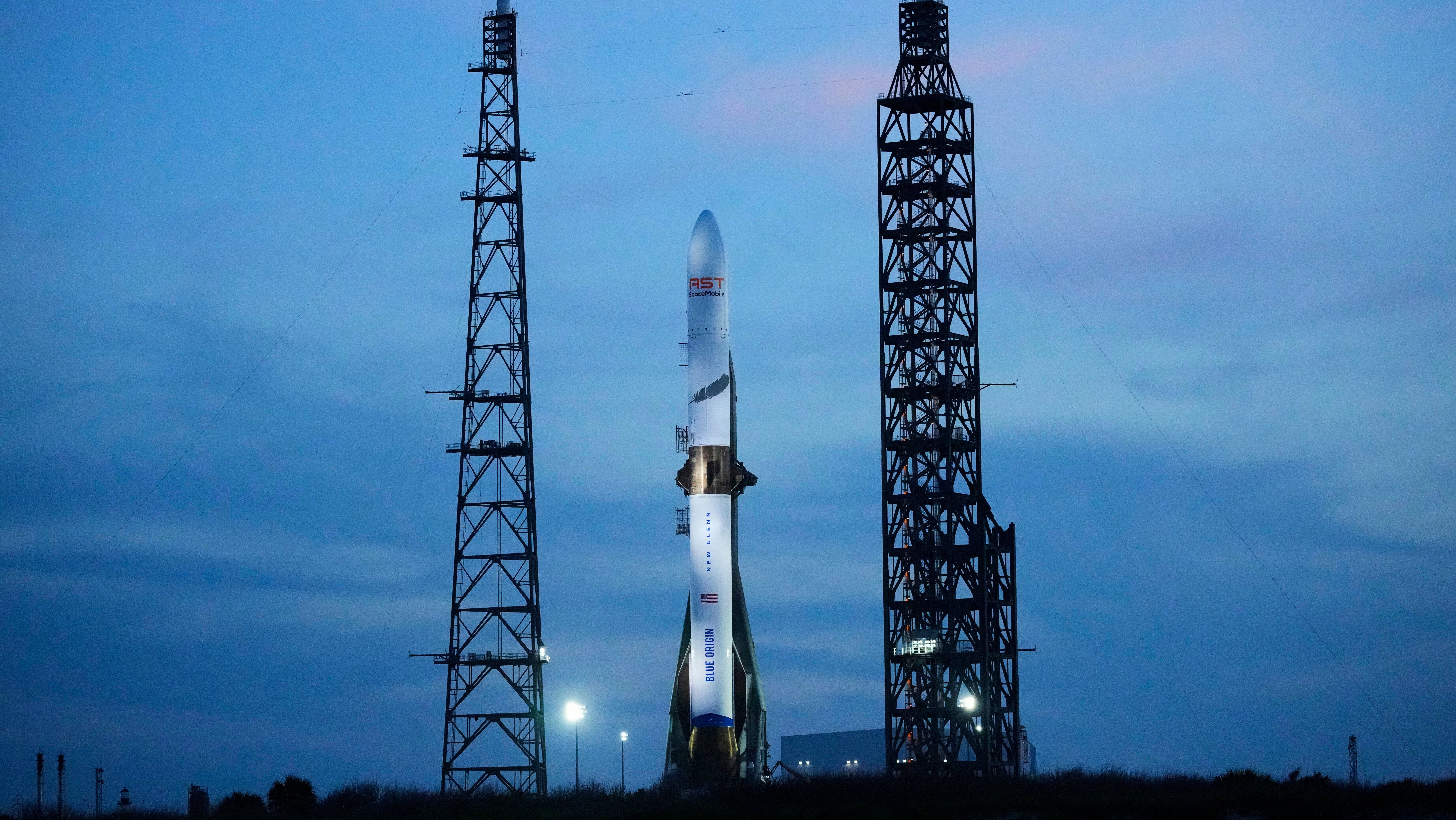 18.04.2026, USA, Cape Canaveral: Die Blue Origin New Glenn Rakete steht auf der Cape Canaveral Space Force Station in Cape Canaveral, Florida, zum Start bereit. (John Raoux/AP/dpa)