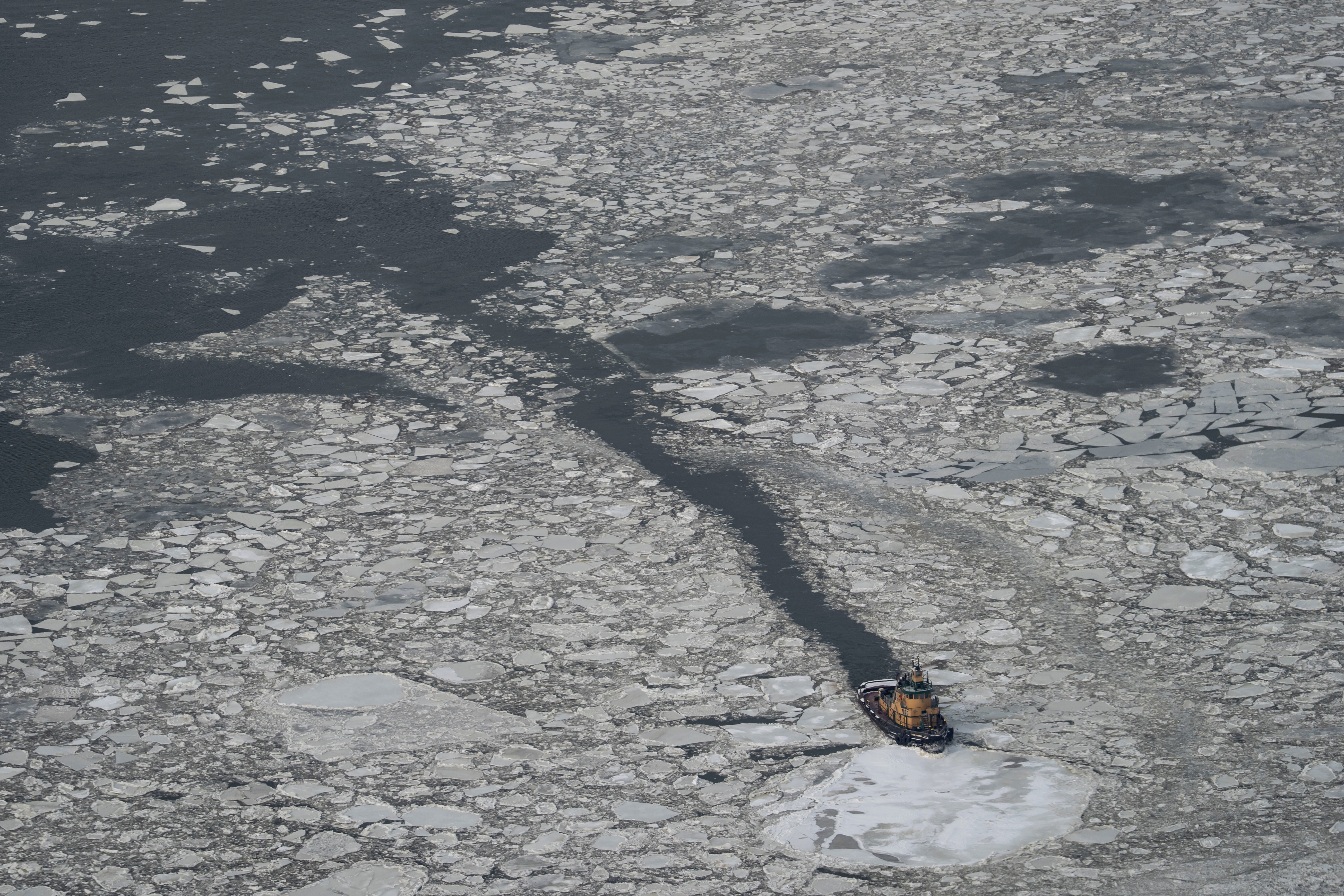 27.01.2026, USA, New York: Ein Boot f&auml;hrt durch Eis auf dem Hudson River, gesehen vom Edge Sky Deck in Hudson Yards. (Yuki Iwamura/AP/dpa)