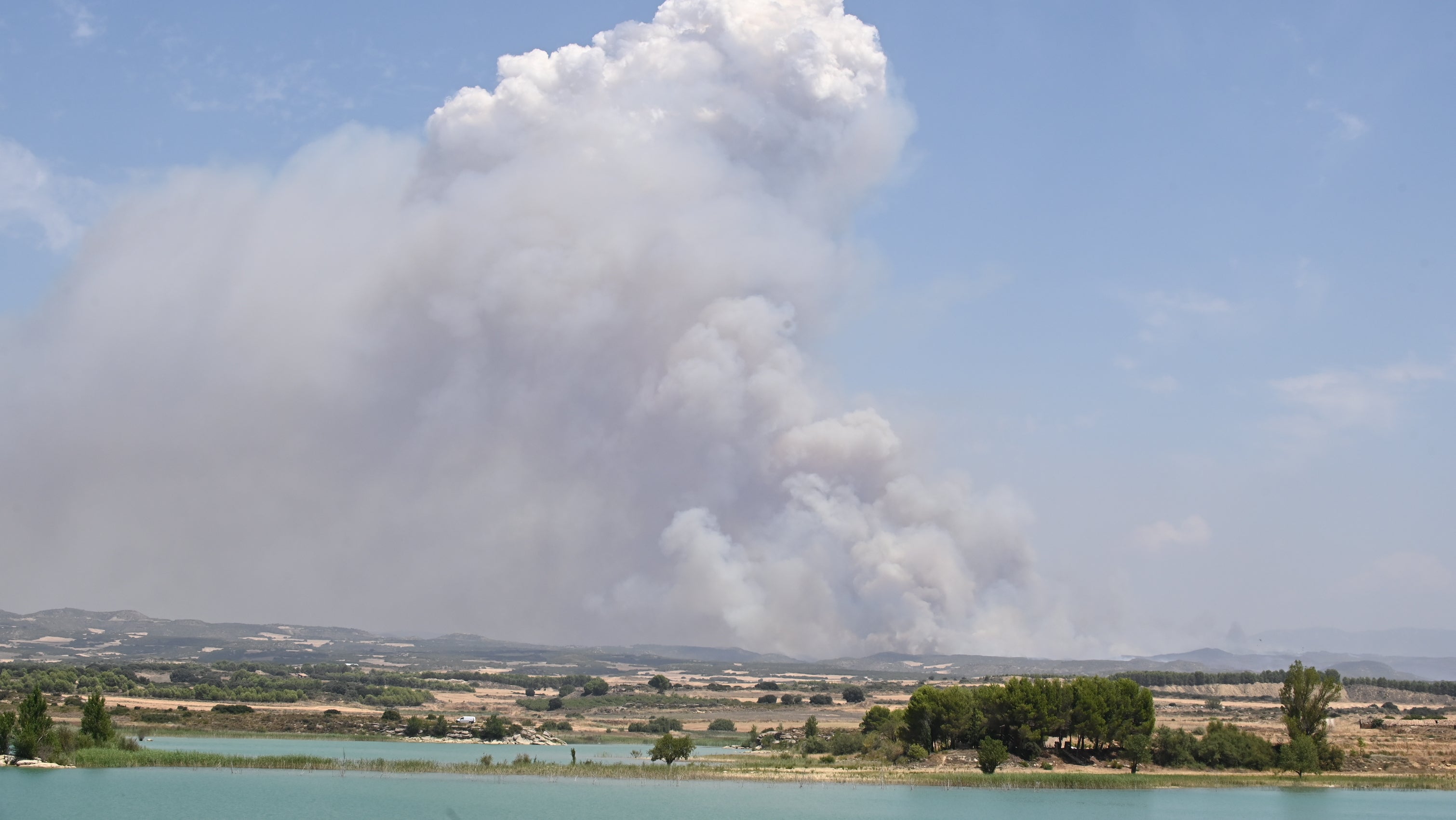 16.07.2026, Spanien, Aragonien: Eine Rauchs&auml;ule ist in der spanischen Region Aragonien zu sehen. In Spanien hat ein Brand in Aragonien im Nordosten des Landes nach Beh&ouml;rdenangaben bereits rund 4.500 Hektar Wald, Buschland und landwirtschaftliche Fl&auml;chen zerst&ouml;rt. (Ram&oacute;n Comet/EUROPA PRESS/dpa)
