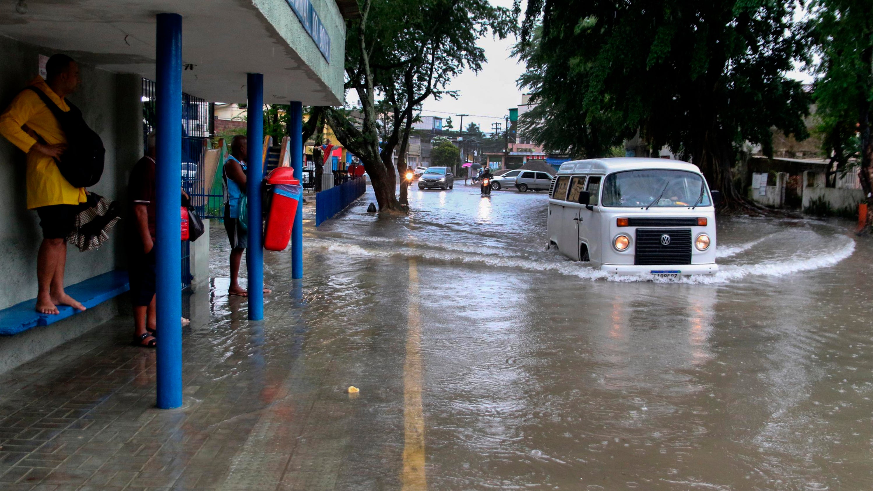 Brasilien: Ein Bus f&auml;hrt in Recife &uuml;ber eine geflutete Stra&szlig;e