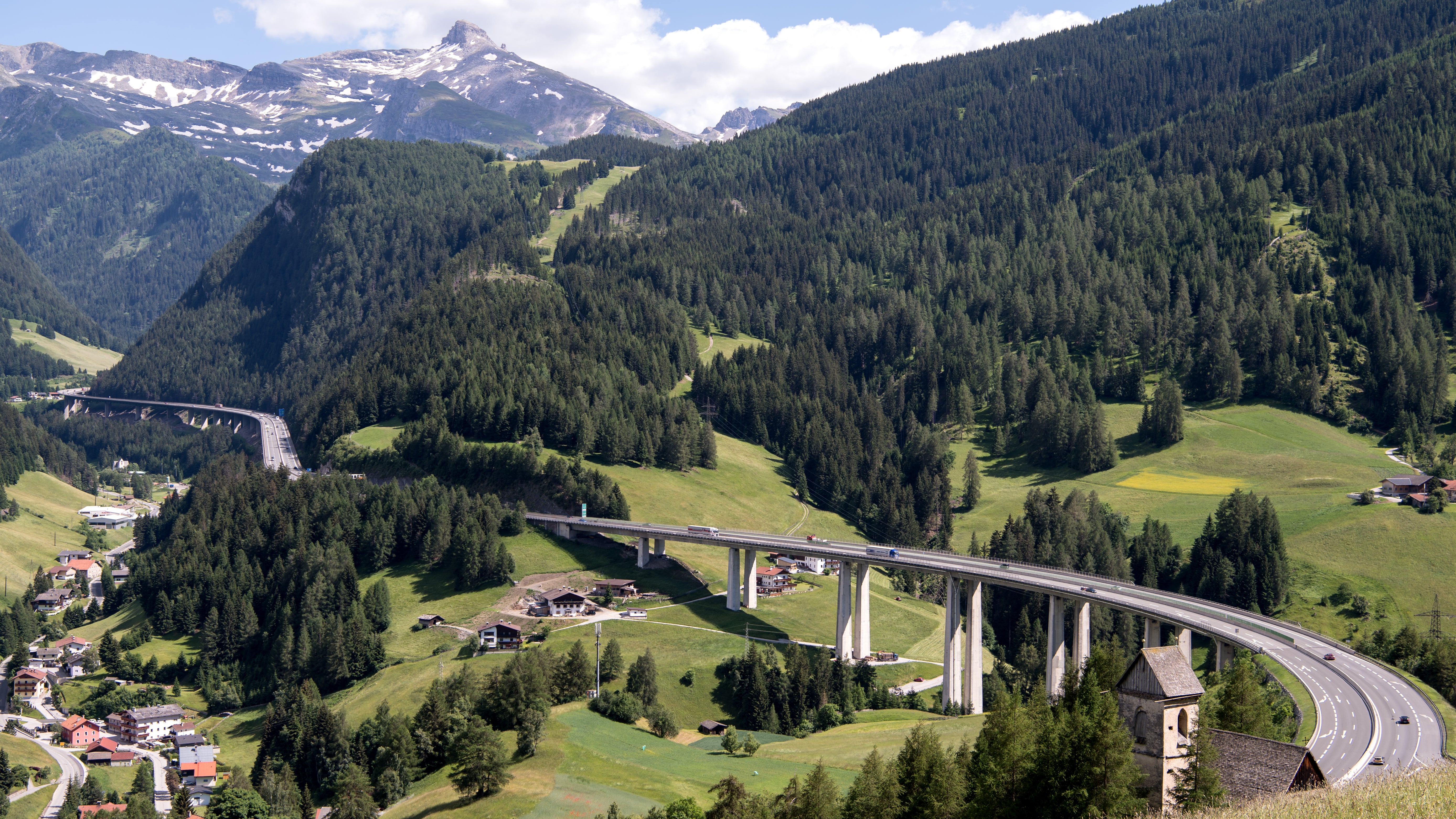 15.06.2018, &Ouml;sterreich, Gries: Autos und LKW fahren &uuml;ber den Brenner (Autobahn A13). (Sven Hoppe/dpa)
