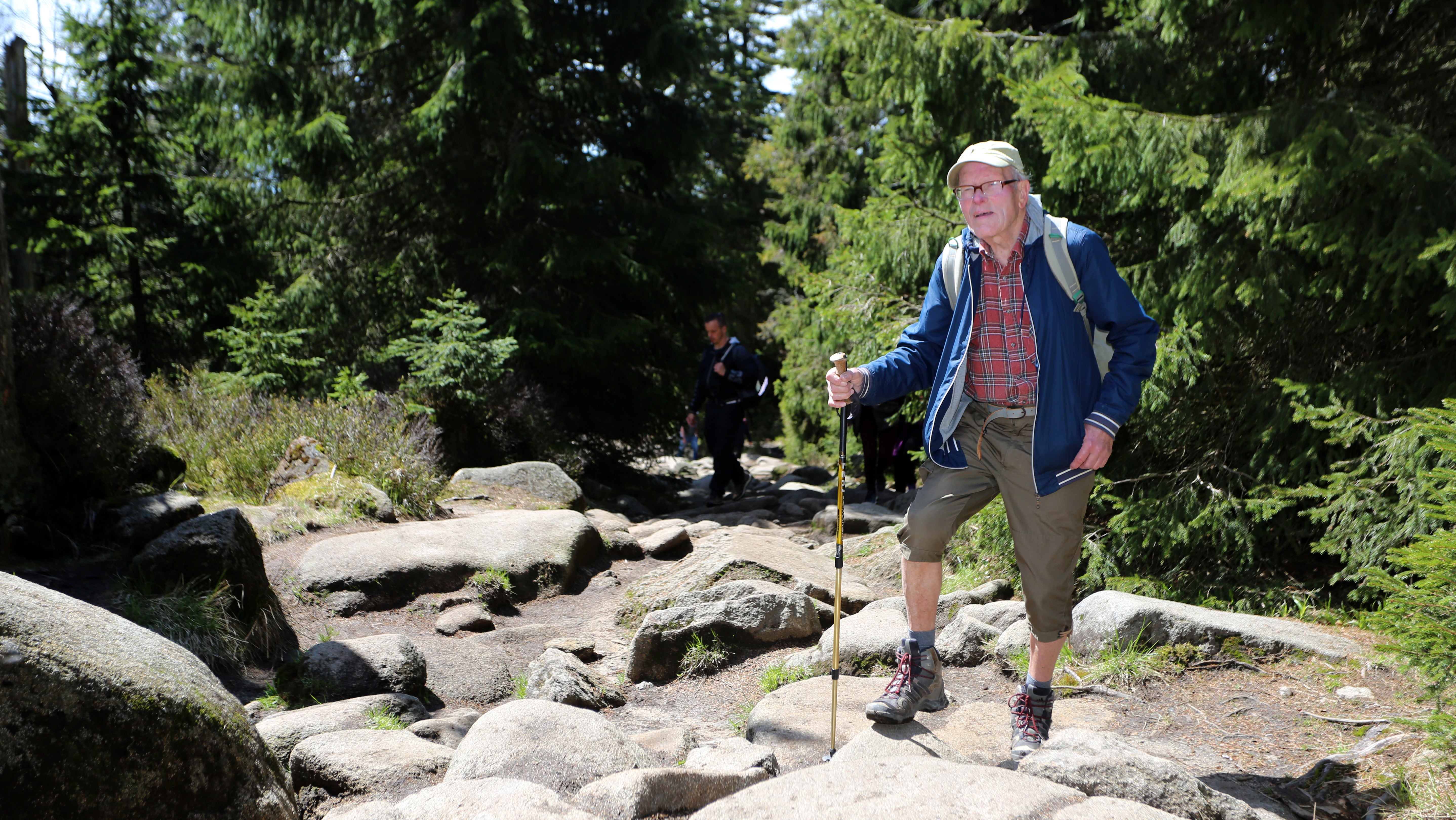 Schierke: Rekordwanderer Benno Schmidt, auch als "Brocken-Benno" bekannt, nutzt das sonnige Wetter, um den Brocken zu besuchen.