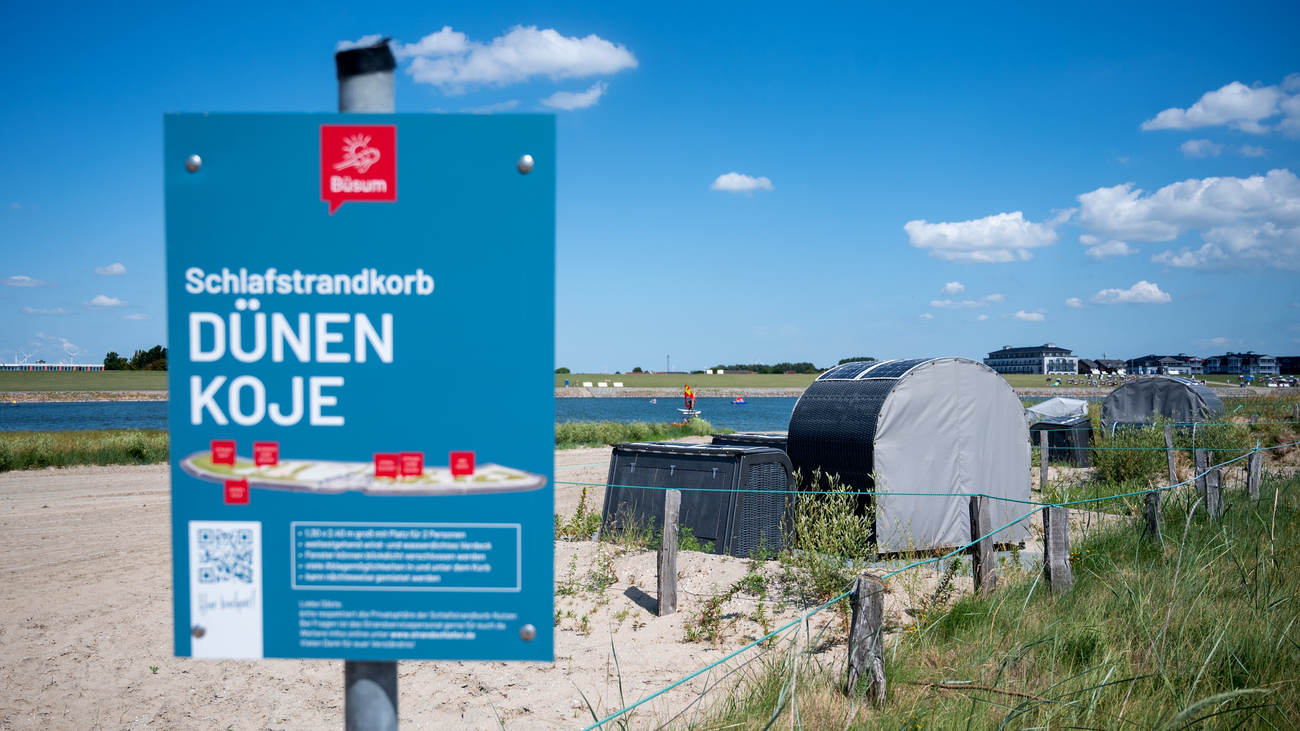 14.07.2026, Schleswig-Holstein, B&uuml;sum: Der Schlafstrandkorb &bdquo;D&uuml;nenkoje&ldquo; steht in den D&uuml;nen an der Nordsee an der &bdquo;Familienlagune Perlebucht&ldquo;. (Daniel Bockwoldt/dpa)

