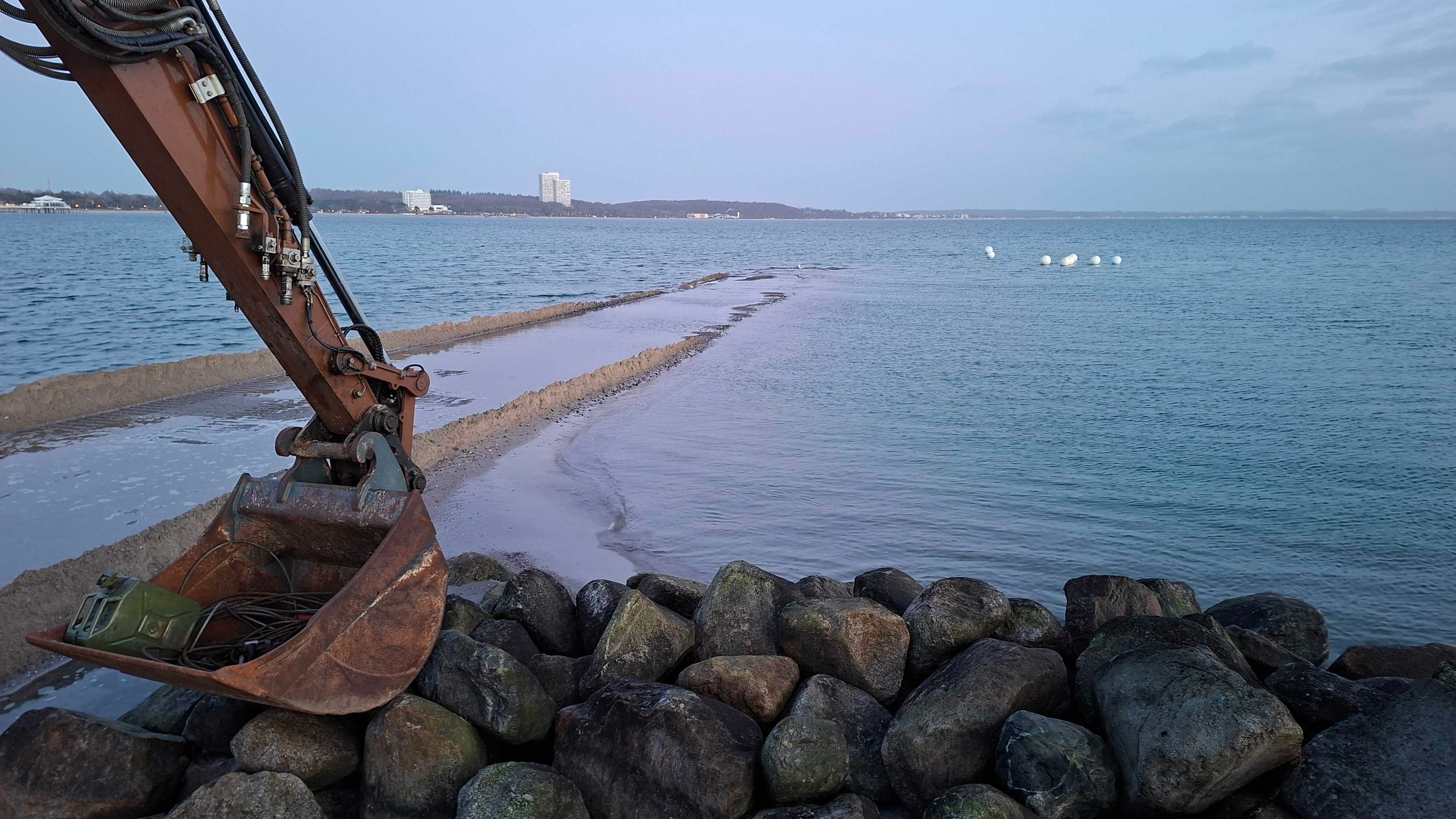 27.03.2026, Schleswig-Holstein, Timmendorfer Strand: Blick auf die Ostsee in der N&auml;he der Stelle, wo ein Buckelwal gestrandet war. Der seit Tagen in der Ostsee vor Timmendorfer Strand auf einer Sandbank festsitzende Wal hat sich wohl befreit. Fotografen und Journalisten suchten am Freitagmorgen das Wasser und den Horizont nach dem 12 bis 15 Meter langen Meeress&auml;uger ab und konnten das Tier nicht mehr entdecken, sagte ein dpa-Reporter vor Ort. (Kai Moorschlatt/dpa)
