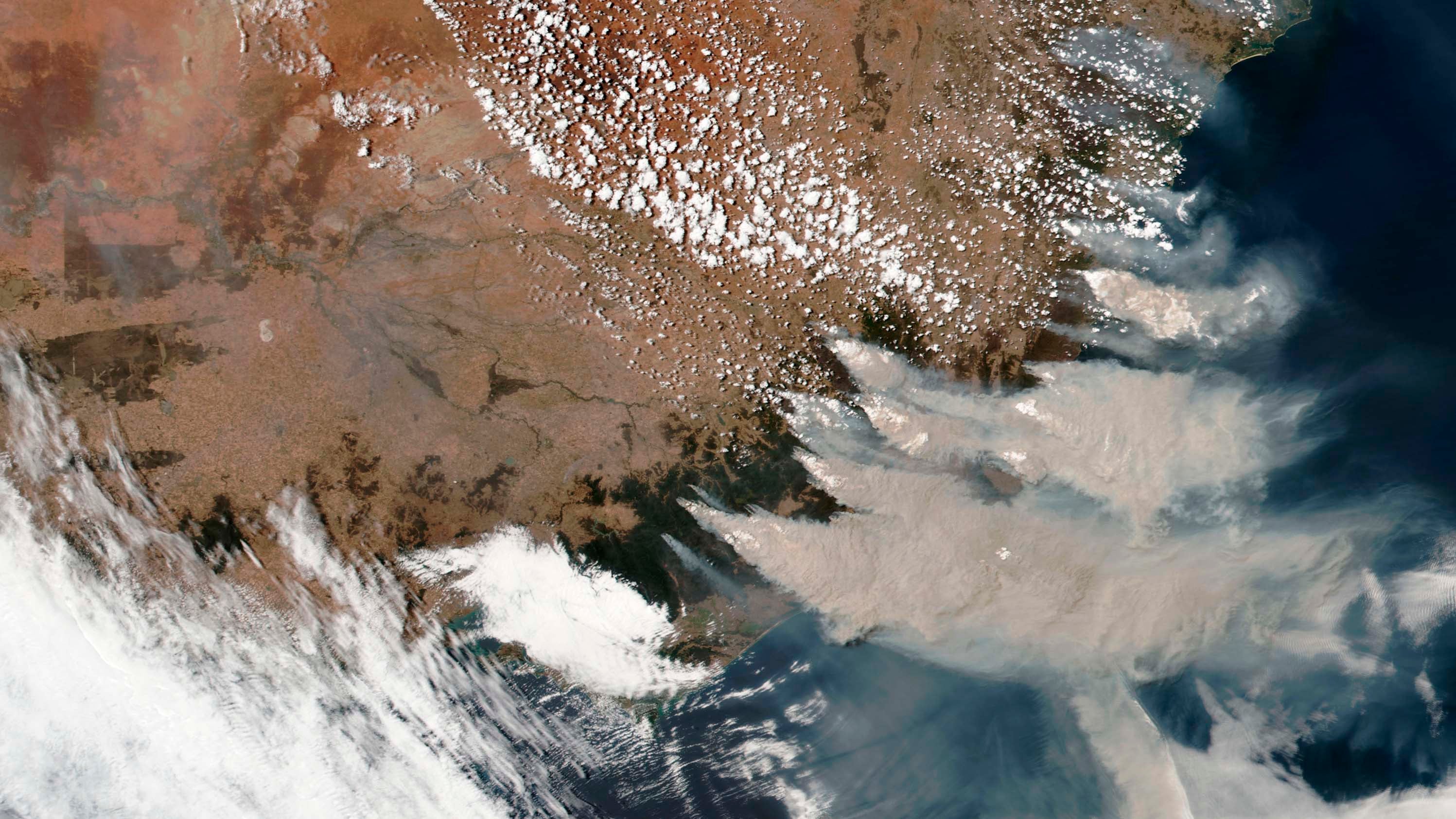 HANDOUT - 04.01.2020, Australien, ---: Das von einer NASA-Sonde erstellte Satellitenaufnahme zeigt Waldbr&permil;nde in Victoria und New South Wales. Extreme Hitze und starker Wind erschweren den lebensgef&permil;hrlichen Kampf gegen die verheerenden Buschbr&permil;nde in Australien. Foto: Uncredited/NASA/AP/dpa - ACHTUNG: Nur zur redaktionellen Verwendung und nur mit vollst&permil;ndiger Nennung des vorstehenden Credits +++ dpa-Bildfunk +++