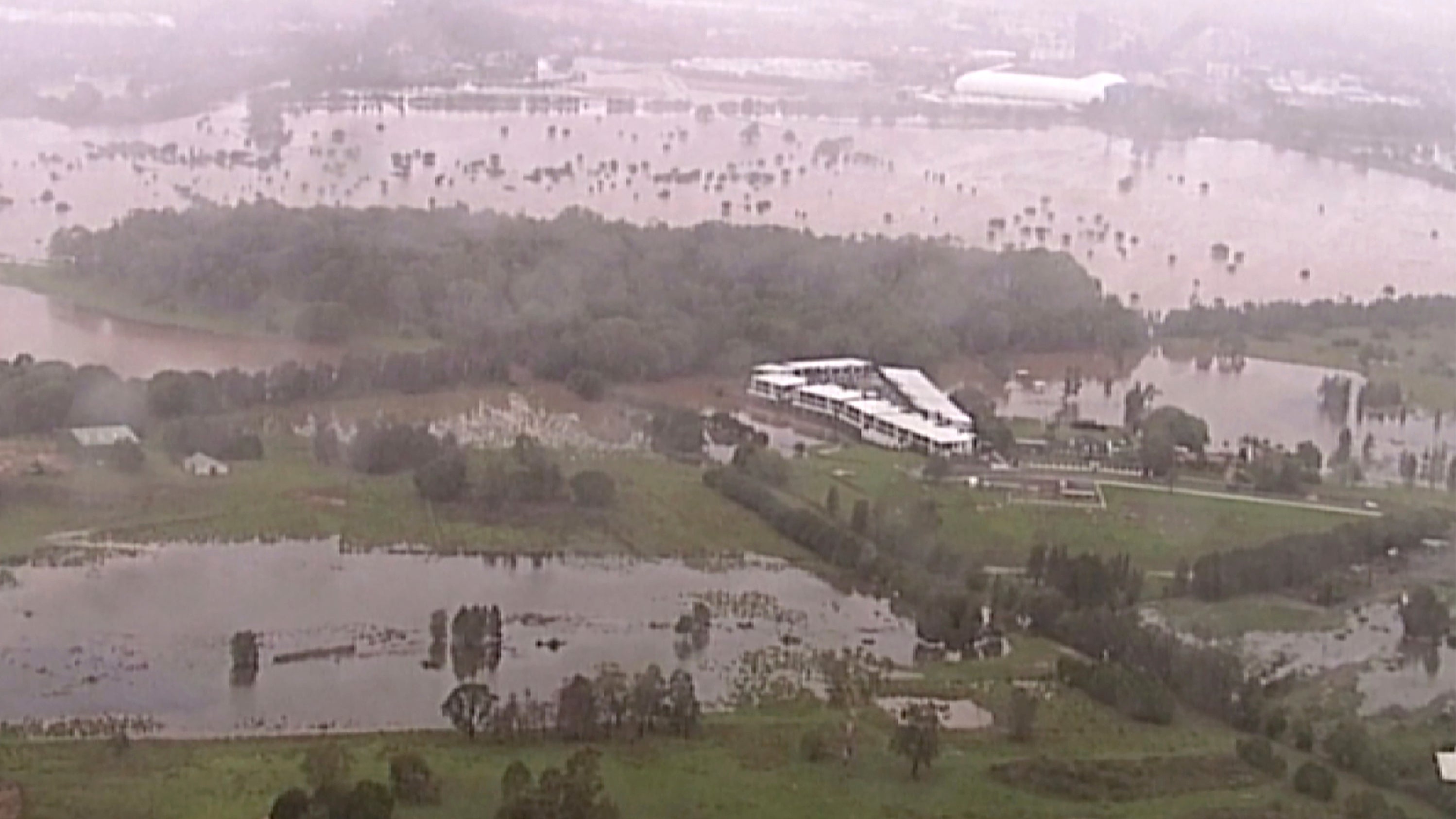 Australien, Gold Coast: Dieses Videostandbild zeigt durch starken Regen &uuml;berflutete Felder. In einigen australischen Brandgebieten hilft weiter heftiger Regen bei den L&ouml;scharbeiten.
