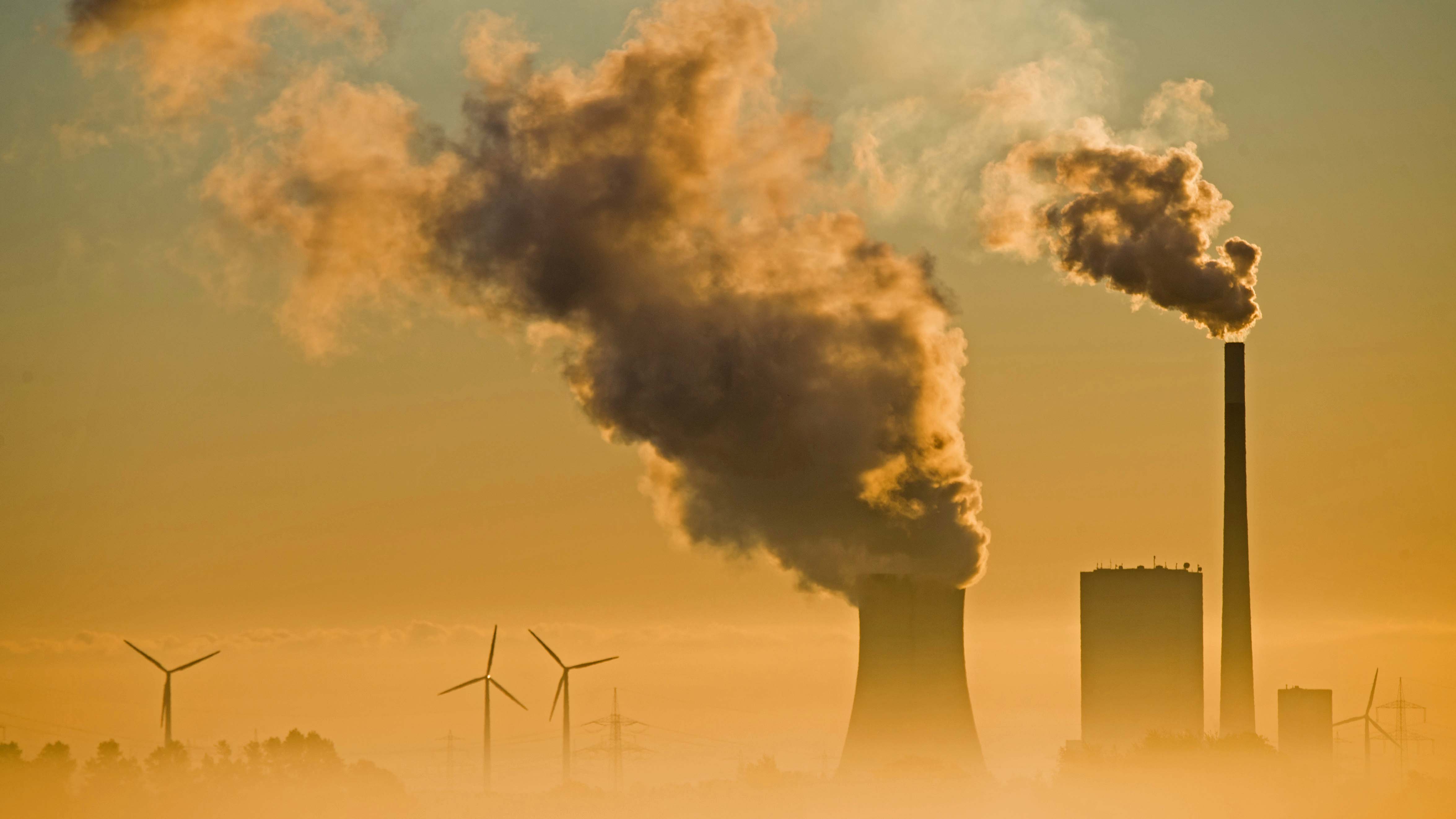 ARCHIV - 10.09.2015, Niedersachsen, Hohenhameln: Das Kohlekraftwerk Mehrum und Windr&permil;der produzieren Strom.  (zu dpa "Vogt f&cedil;r erweiterten Emissionshandel statt CO2-Steuer") Foto: Julian Stratenschulte/dpa +++ dpa-Bildfunk +++