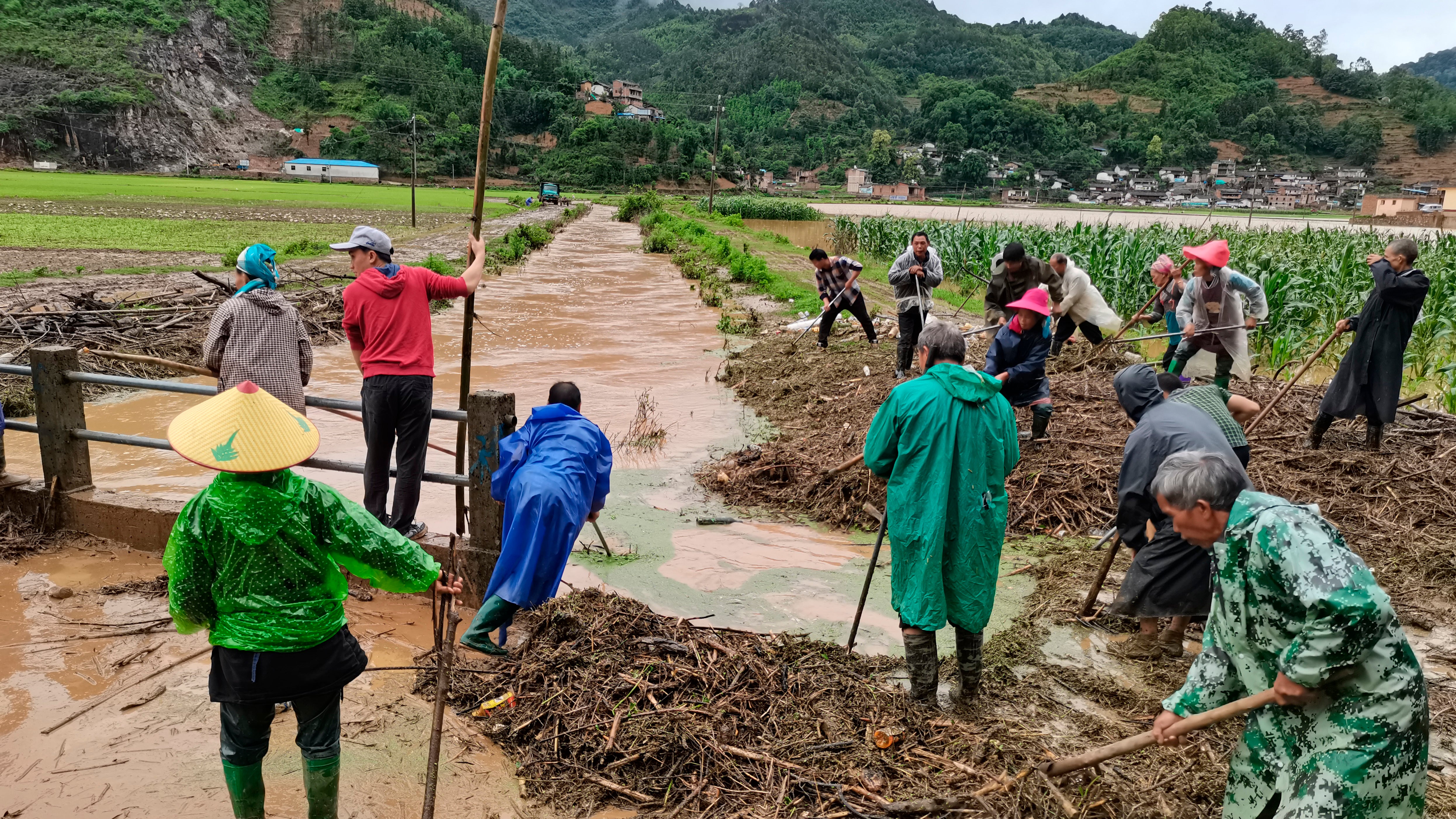 China: Menschen arbeiten in einem gefluteten Gebiet in der s&uuml;dwestlichen Provinz Yunnan

In this photo released by China's Xinhua News Agency, people work in a flooded area in Qiubei County in southwestern China's Yunnan Province, Friday, May 27, 2022. More than a dozen people have died in torrential rains across southern China, state media reported Saturday. (Xinhua via AP)

