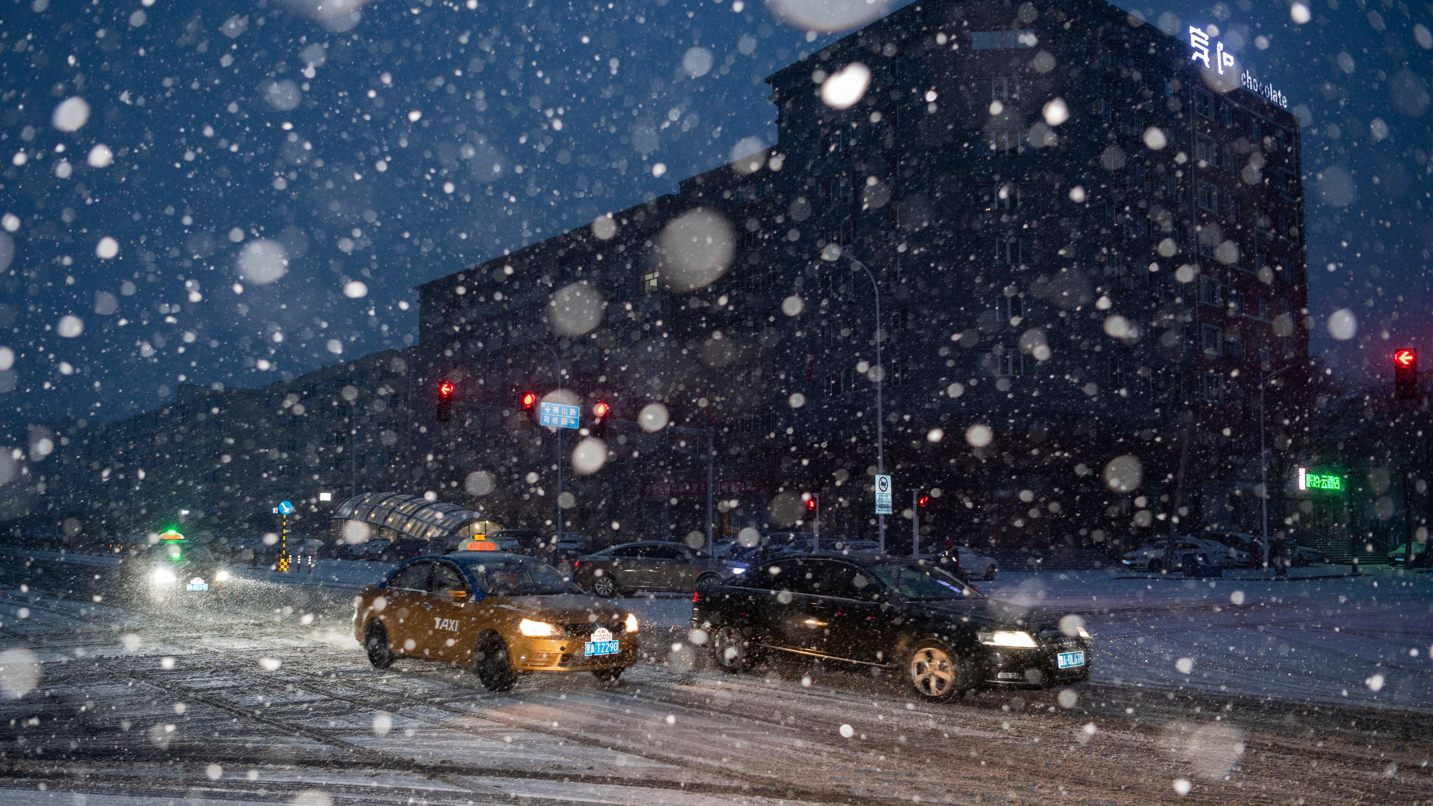 Schnee f&auml;llt in Xiangfang, einem Stadtbezirk der Unterprovinzstadt Harbin (Xie Jianfei/Xinhua via AP)