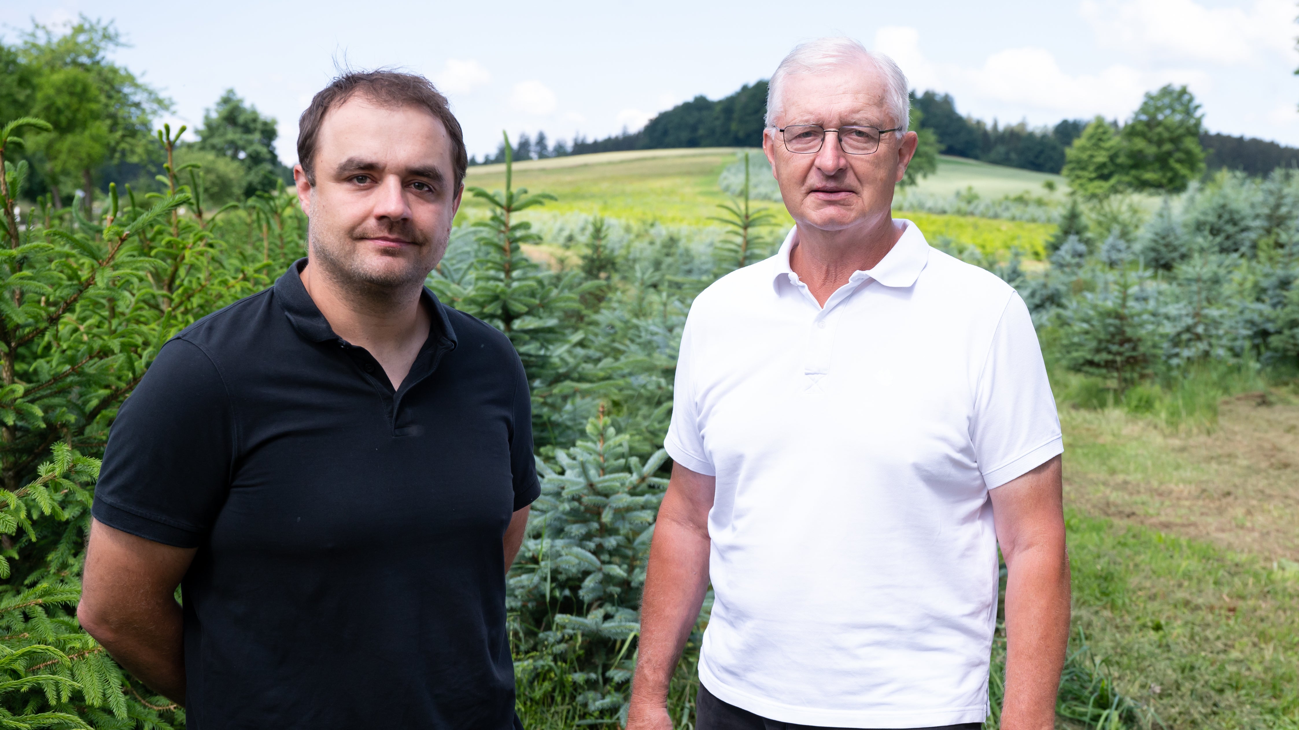 10.06.2022, Bayern, Ergolding: Thomas Emslander Jun. (l) und Thomas Emslander stehen neben ihren Christb&auml;umen. (Sven Hoppe/dpa)


