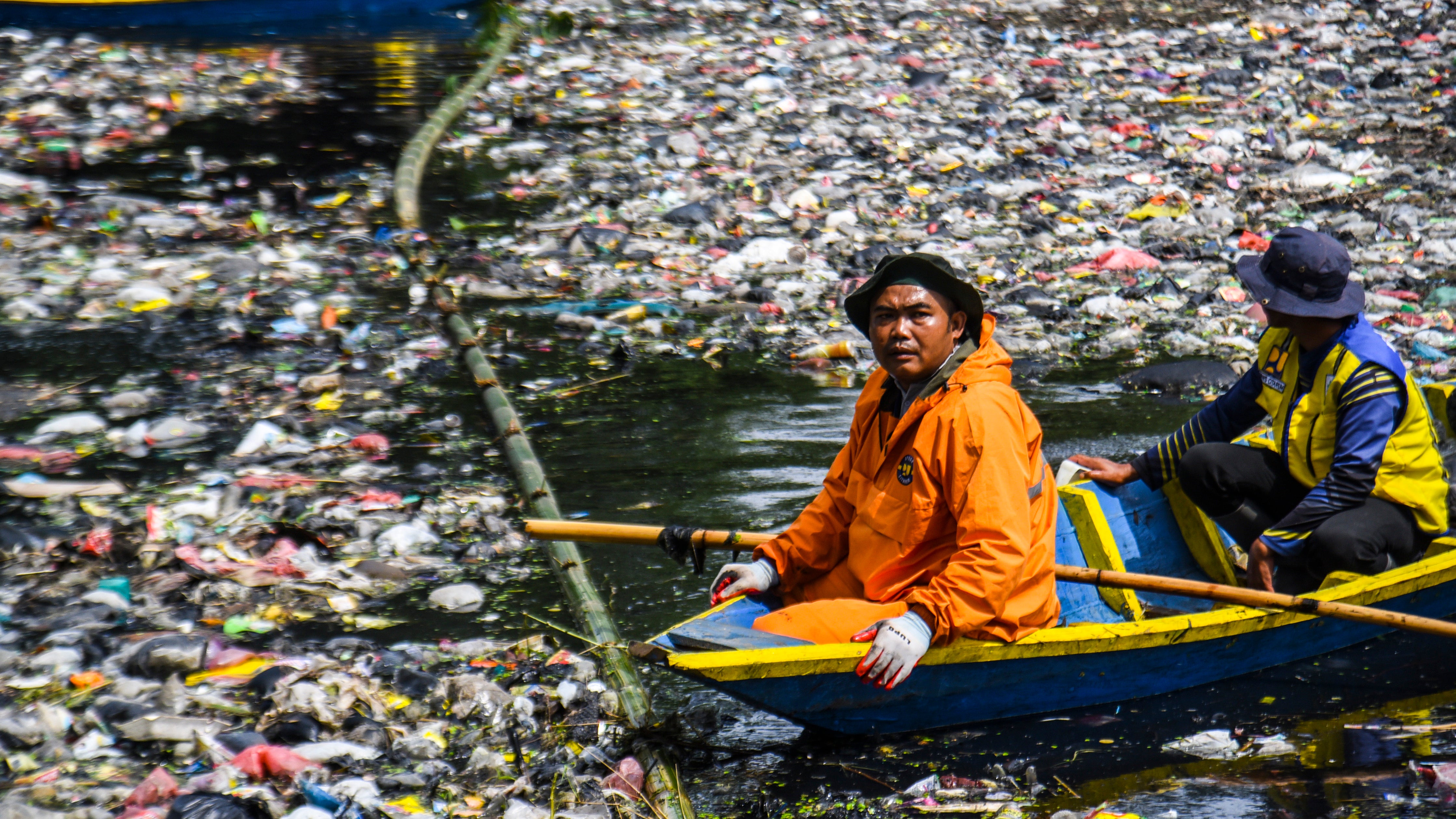 27.01.2025, Indonesien, Regentschaft Bandung: Beamte transportieren mit Holzbooten den im Fluss Citarum Lama angeschwemmten M&uuml;ll in Cicukang, Margaasih, Regentschaft Bandung, West-Java. Nach Angaben von Mitarbeitern des Citarum River Basin Center (BBWS) sammelt sich der M&uuml;ll auf einer L&auml;nge von 800 Metern, einer Flussbreite von 12 Metern und einer H&ouml;he von zwei Metern mit einem Durchschnittsgewicht von 19 Tonnen seit Anfang Januar 2025 auf und wird regelm&auml;&szlig;ig von Beamten mit schwerem Ger&auml;t und Holzbooten transportiert. (Dimas Rachmatsyah/ZUMA Press Wire/dpa)