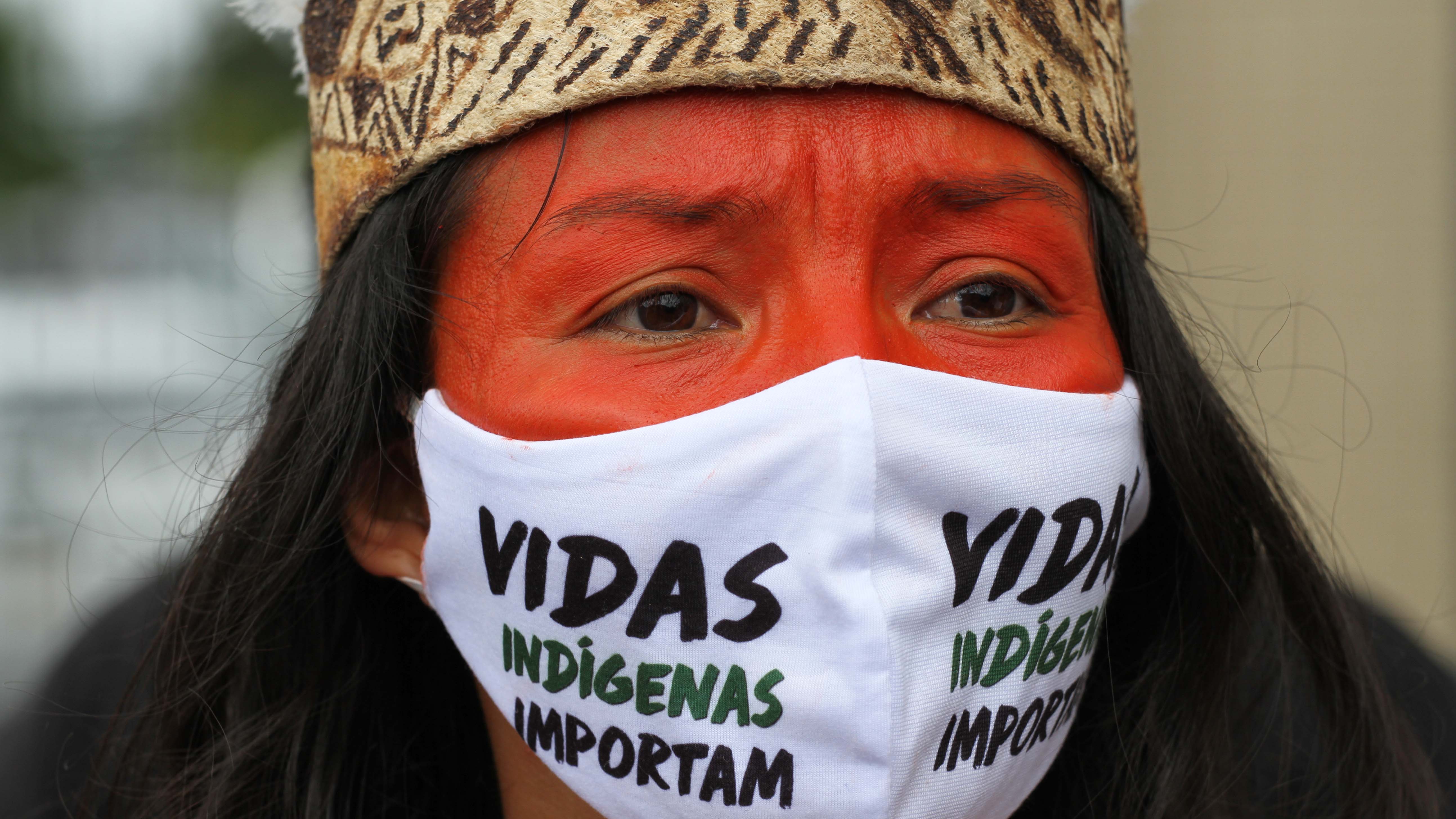 04.05.2020, Brasilien, Manaus: &laquo;Indigenes Leben ist wichtig&raquo;, steht auf der&nbsp;Mundschutzmaske einer indigenen Demonstrantin auf einem Protest vor dem Delphina Azziz Krankenhaus. Vertreter indigener Organisationen aus dem Amazonasgebiet haben angesichts der grassierenden Corona-Pandemie eine bessere medizinische Versorgung gefordert. Die Demonstration fand statt, als der Gesundheitsminister des Landes die Region besuchte. Das Gesundheitswesen in Manaus ist am Limit. Foto: Lucas Silva/dpa +++ dpa-Bildfunk +++