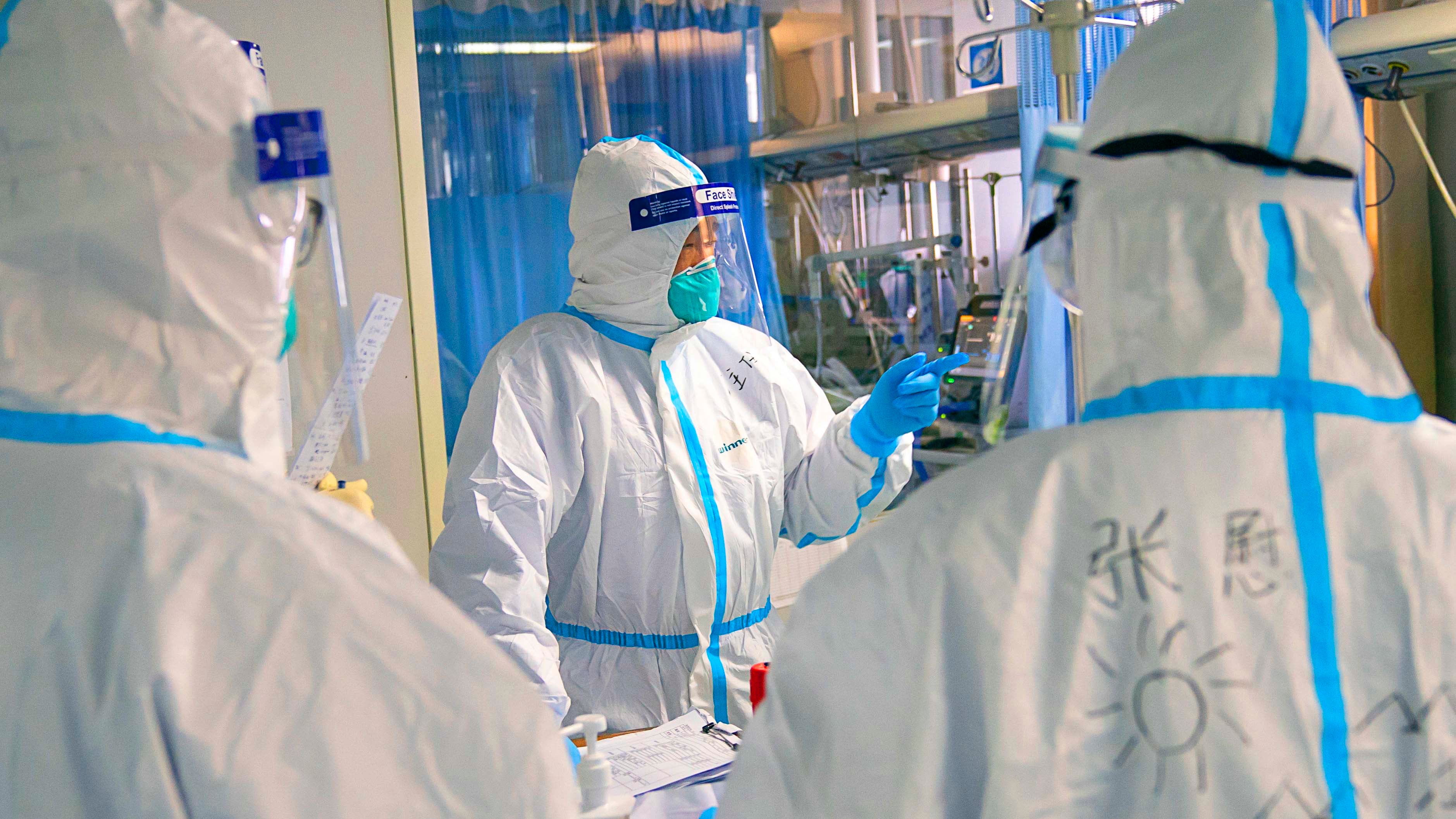 24.01.2020, China, Wuhan: &fnof;rzte in Schutzanz&cedil;gen besprechen im Krankenhaus &acute;Zhongnan&ordf; der Universit&permil;t Wuhan die Diagnose eines Patienten. China baut in aller Schnelle ein Krankenhaus zur Behandlung von Patienten, die mit dem neuen Virus infiziert sind. Foto: Xiong Qi/XinHua/dpa +++ dpa-Bildfunk +++