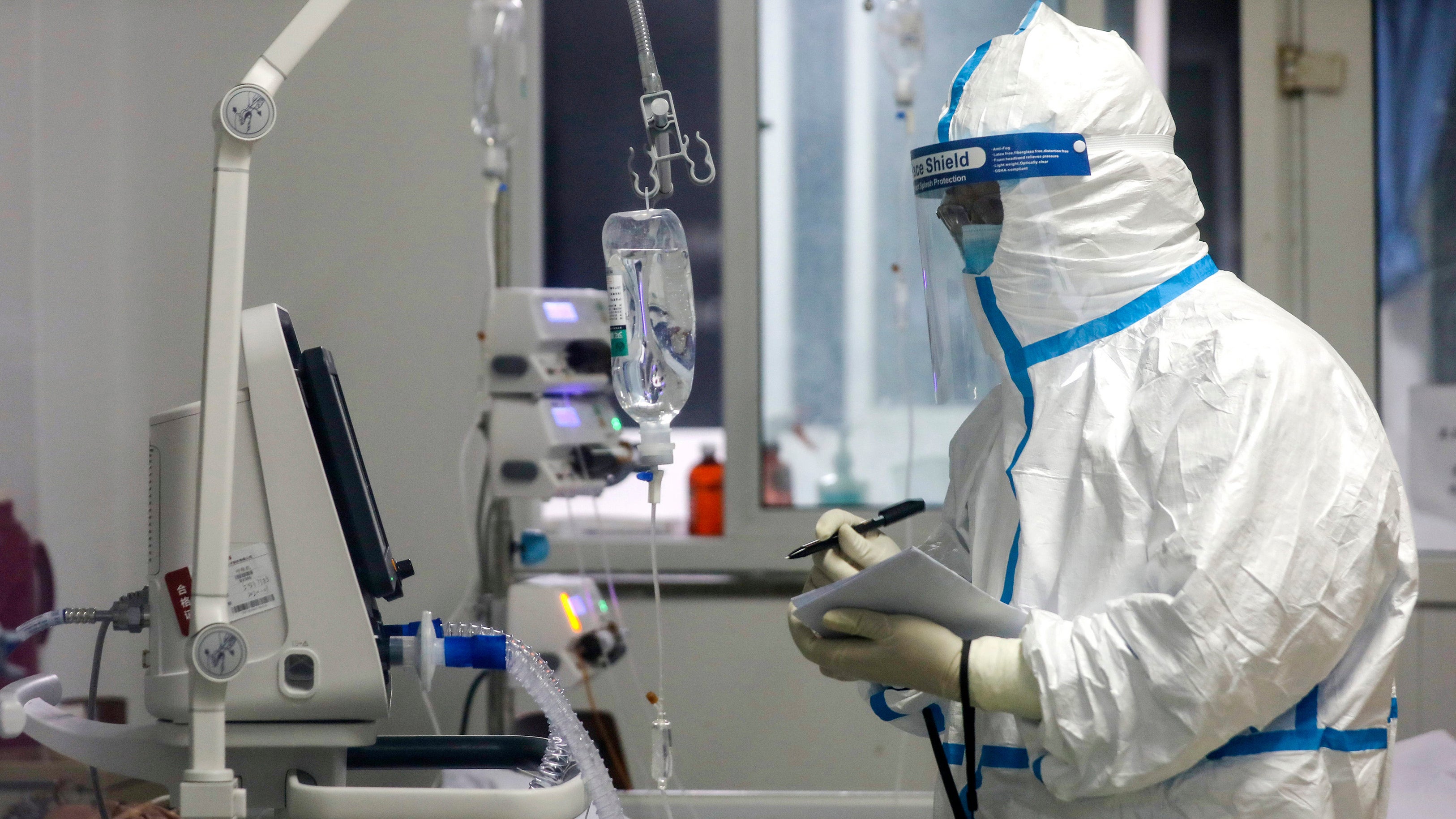 China, Wuhan: Ein medizinischer Mitarbeiter erfasst im Jinyintan-Krankenhaus in der zentralchinesischen Provinz Hubei den Zustand eines Corona-Patienten.