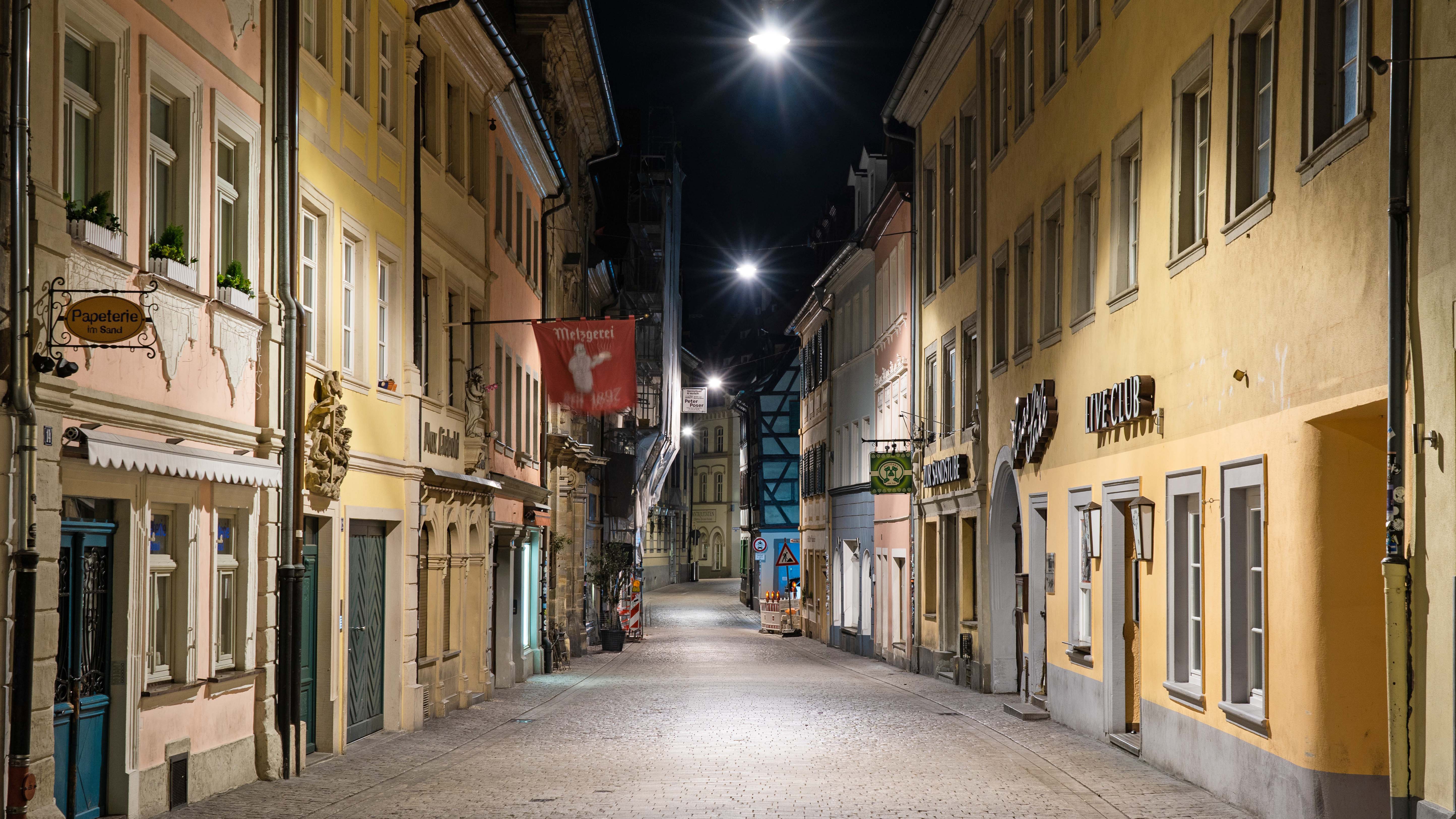 21.03.2020, Bayern, Bamberg: Die menschenleere, f&cedil;r ihre Bars und Kneipen bekannte Sandstraﬂe in der Innenstadt, kurz nachdem die aufgrund der Ausbreitung des Coronavirus verh&permil;ngte Ausgangsbeschr&permil;nkung in Kraft getreten ist. Seit Samstag 00:00 Uhr gilt f&cedil;r Bayern eine Ausgangsbeschr&permil;nkung. Das Verlassen der eigenen Wohnung ist nur noch bei Vorliegen triftiger Gr&cedil;nde erlaubt. Foto: Nicolas Armer/dpa +++ dpa-Bildfunk +++