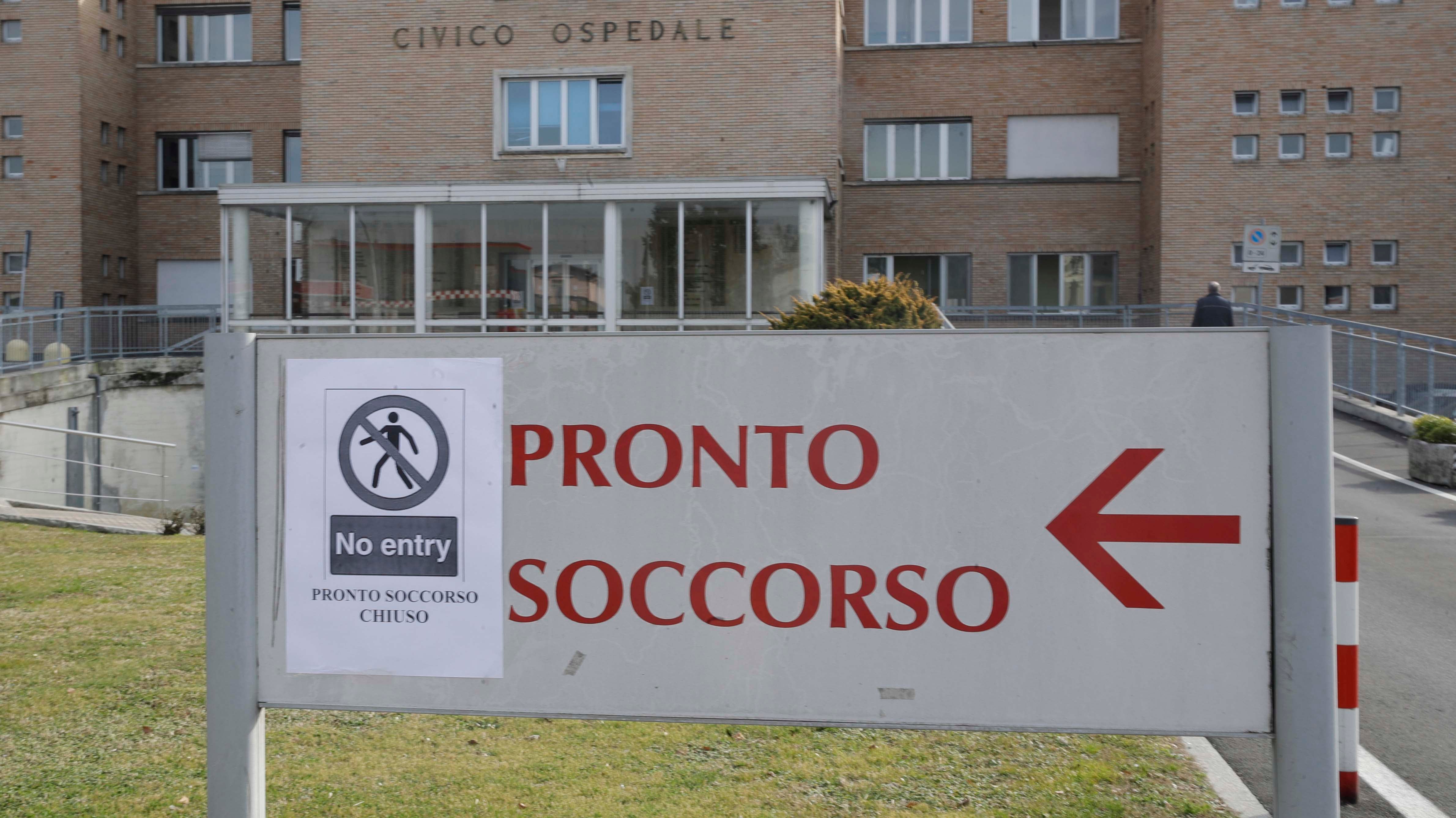 21.02.2020, Italien, Codogno: Ein Schild vor der Notaufnahme des Codogno Krankenhauses weist darauf hin, dass der Zugang verboten ist. In Italien wurden drei weitere Personen aus zwei St&permil;dten der Lombardei positiv auf das Coronavirus (Sars-CoV-2) getestet. Foto: Luca Bruno/AP/dpa +++ dpa-Bildfunk +++
