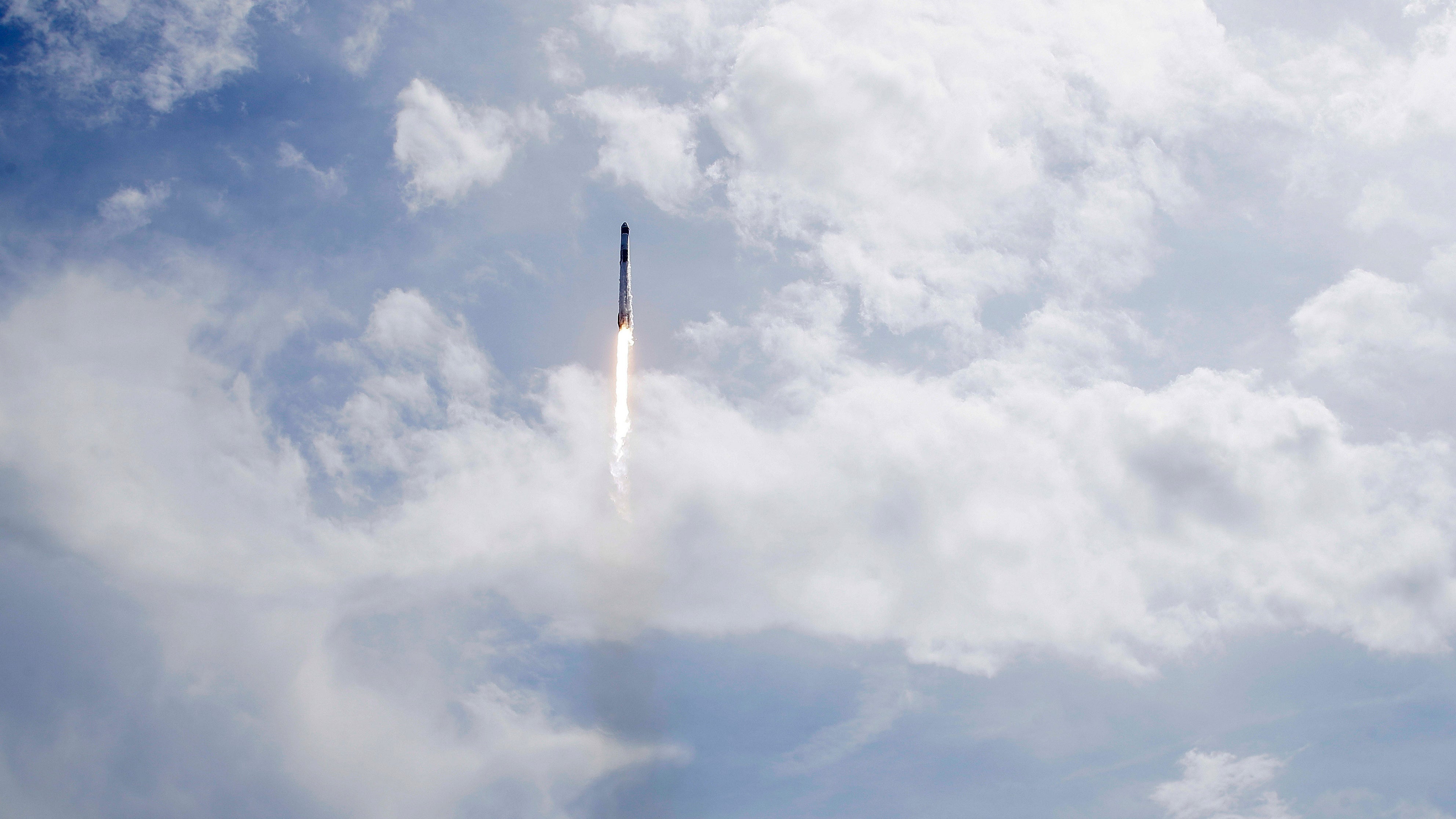 Die Raumkapsel "Crew Dragon" mit den NASA-Astronauten Bob Behnken und Doug Hurley an Bord, kurz nach dem Start