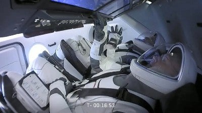 In diesem Foto aus einem von SpaceX herausgegebenen Video sitzen die NASA-Astronauten Bob Behnken (Hintergrund links) und Doug Hurley in der Crew Dragon-Kapsel, als der Start vom Kennedy Space Center in Cape Canaveral, Florida, aufgrund von Wetterproblemen abgebrochen wird.