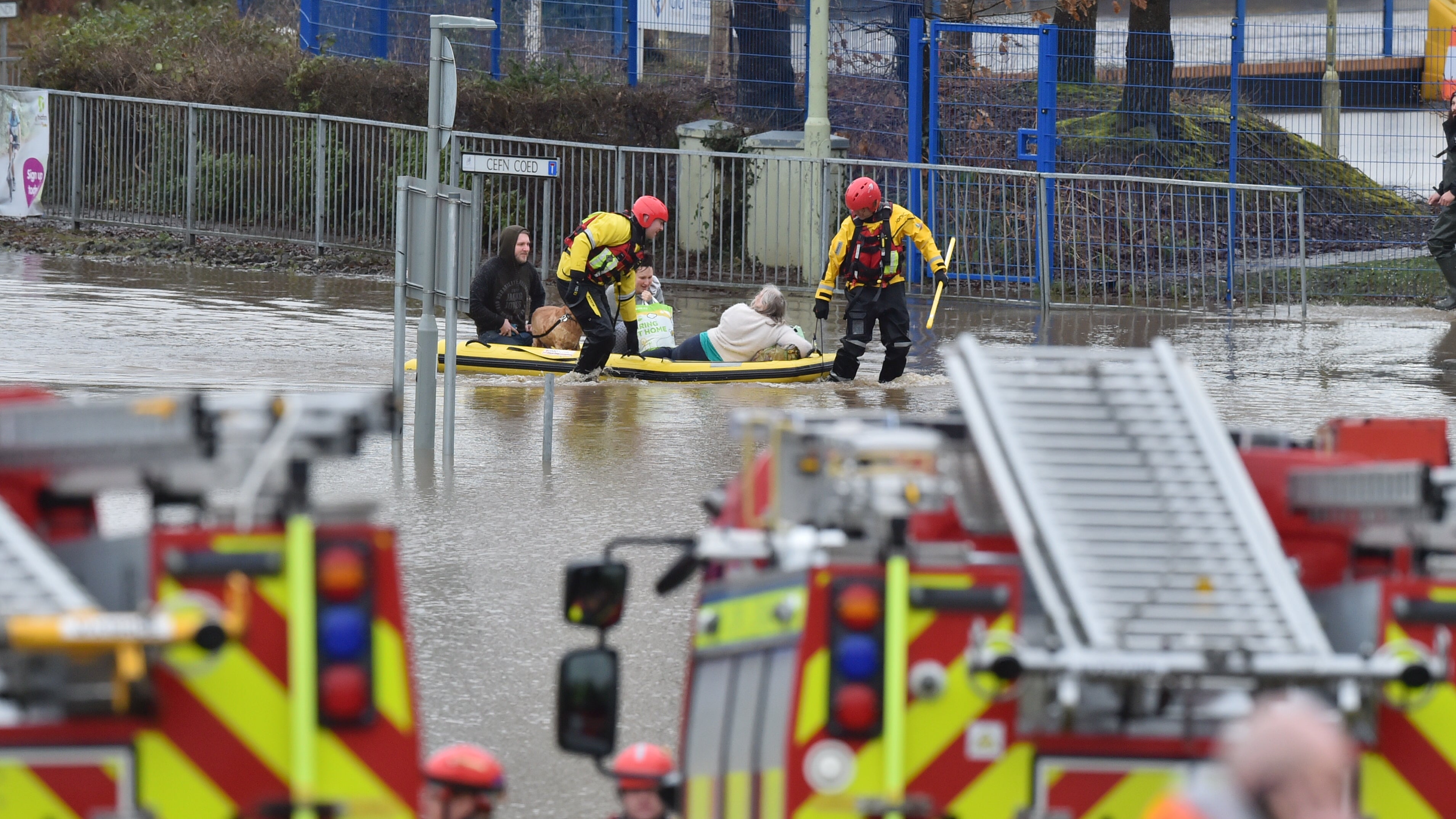 Nantgarw: Nach den &Uuml;berschwemmungen in Nantgarw, die durch den Sturm Dennis ausgel&ouml;st wurden, sind Rettungsma&szlig;nahmen im Gange und Personen werden mit einem Schlauchboot in Sicherheit gebracht.