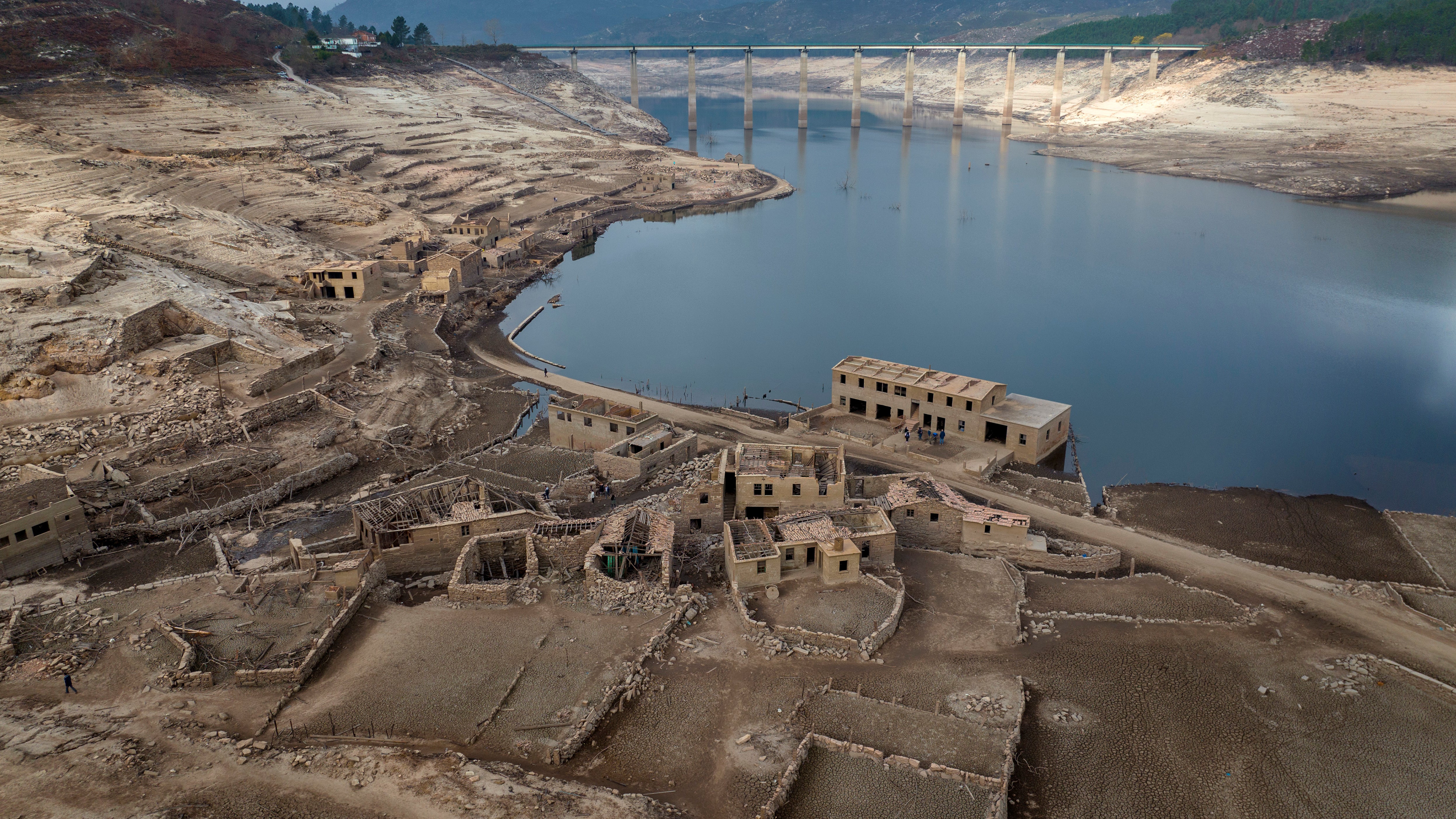 Spanien, Aceredo: Teile des alten Dorfes Aceredo. D&auml;cher, die aus dem Wasser ragen, sind jeden Sommer ein allt&auml;gliches Bild am Lindoso-Stausee. In besonders trockenen Jahren tauchen Teile des alten Dorfes Aceredo auf, das vor drei Jahrzehnten &uuml;berflutet wurde, als ein Wasserkraftwerk das Tal &uuml;berschwemmte. Aber noch nie zuvor war das Skelett des Dorfes in seiner Gesamtheit aufgetaucht, und das mitten in der normalerweise nassen Wintersaison.