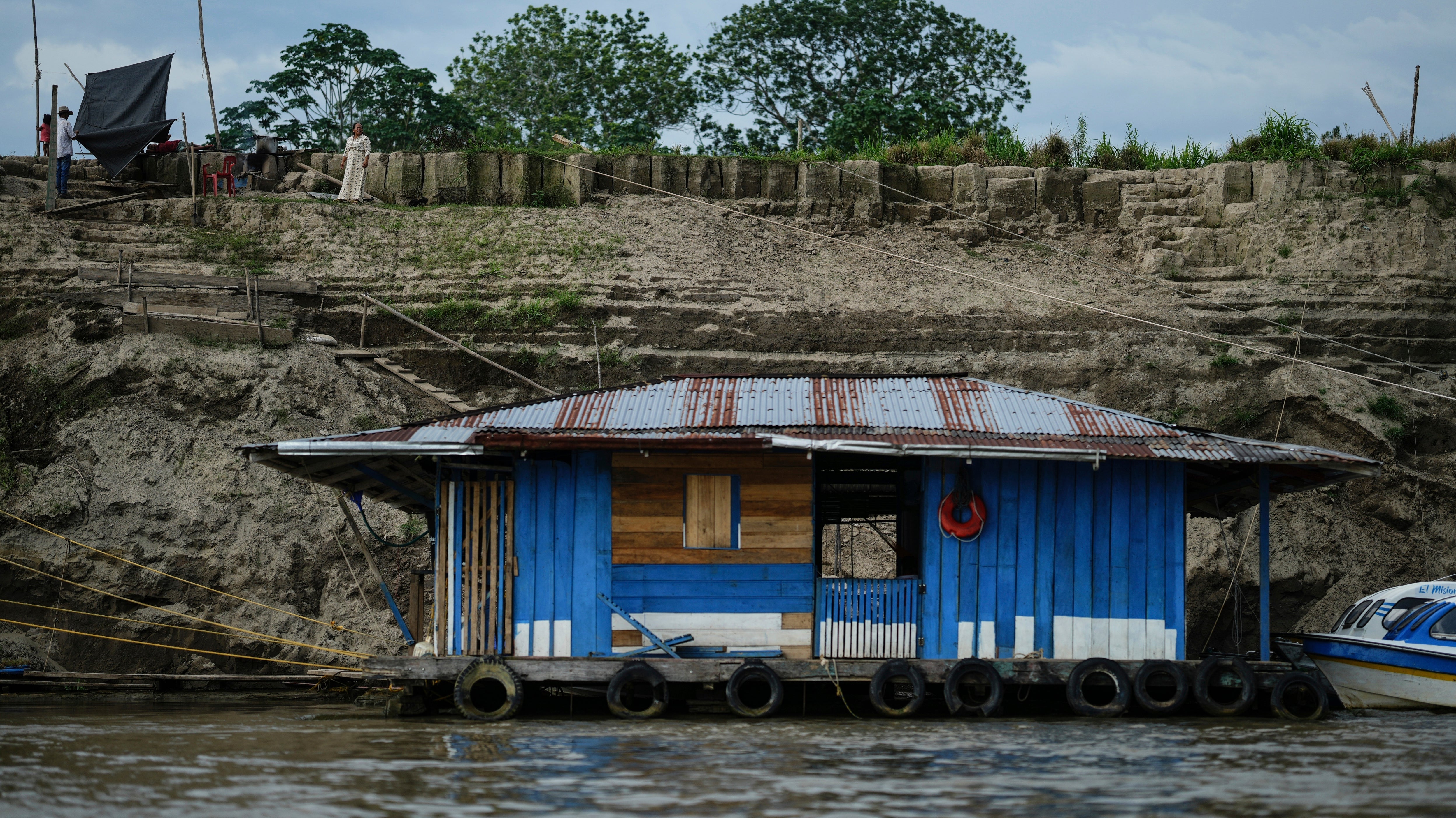 20. Oktober 2024: Ein Hausboot schwimmt auf dem Amazonas in Leticia, Kolumbien inmitten einer D&uuml;rre. (AP Photo/Ivan Valencia)